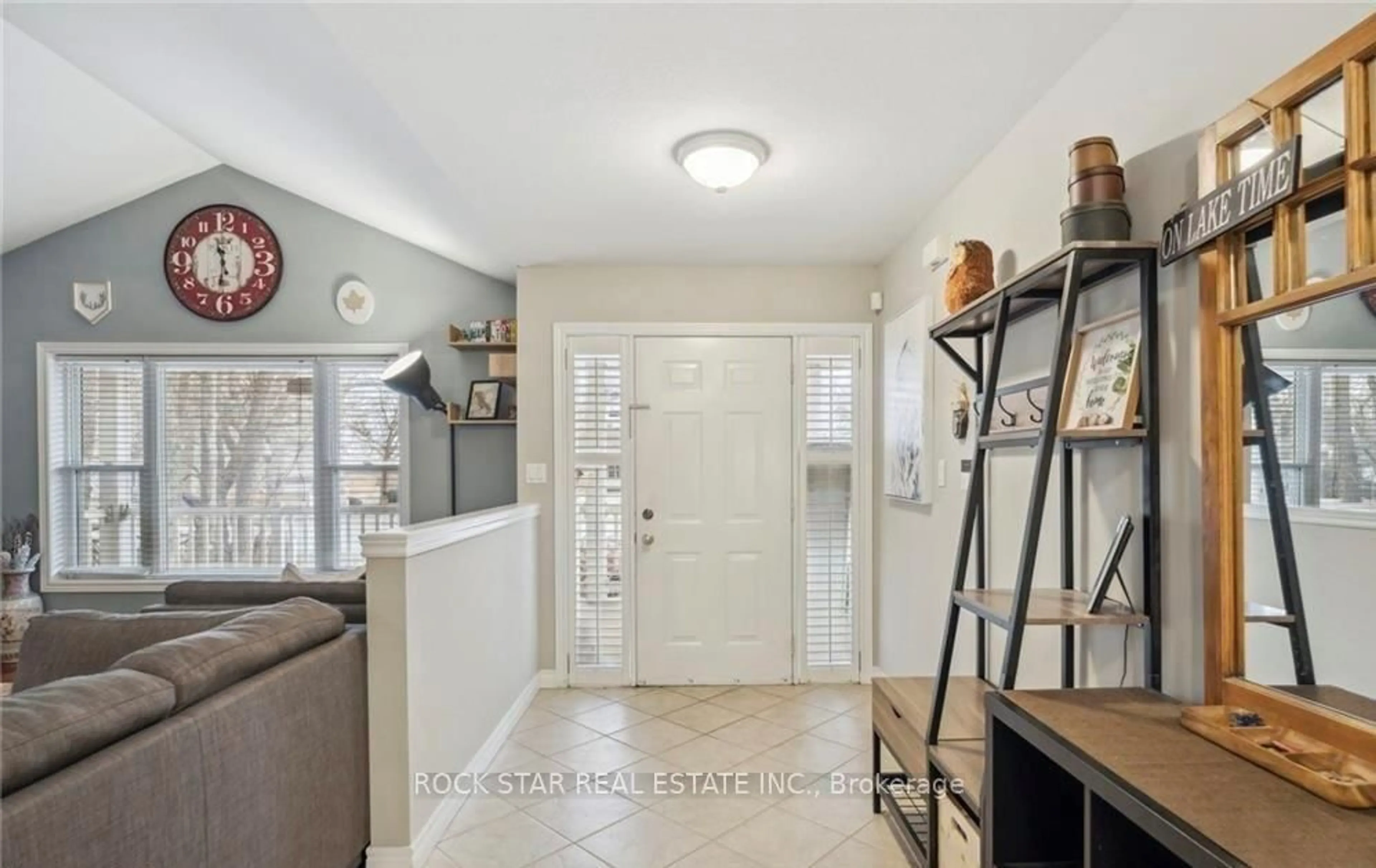 Indoor entryway for 996 BEACH Blvd, Hamilton Ontario L8H 6Z4