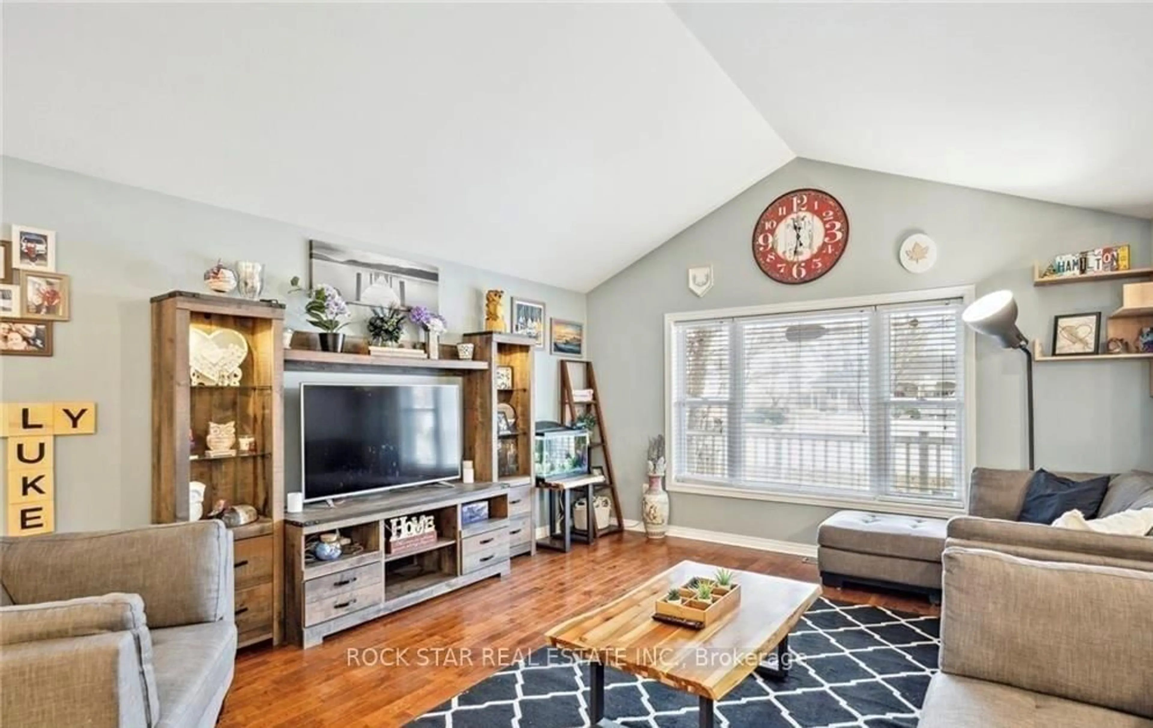Living room with furniture, unknown for 996 BEACH Blvd, Hamilton Ontario L8H 6Z4