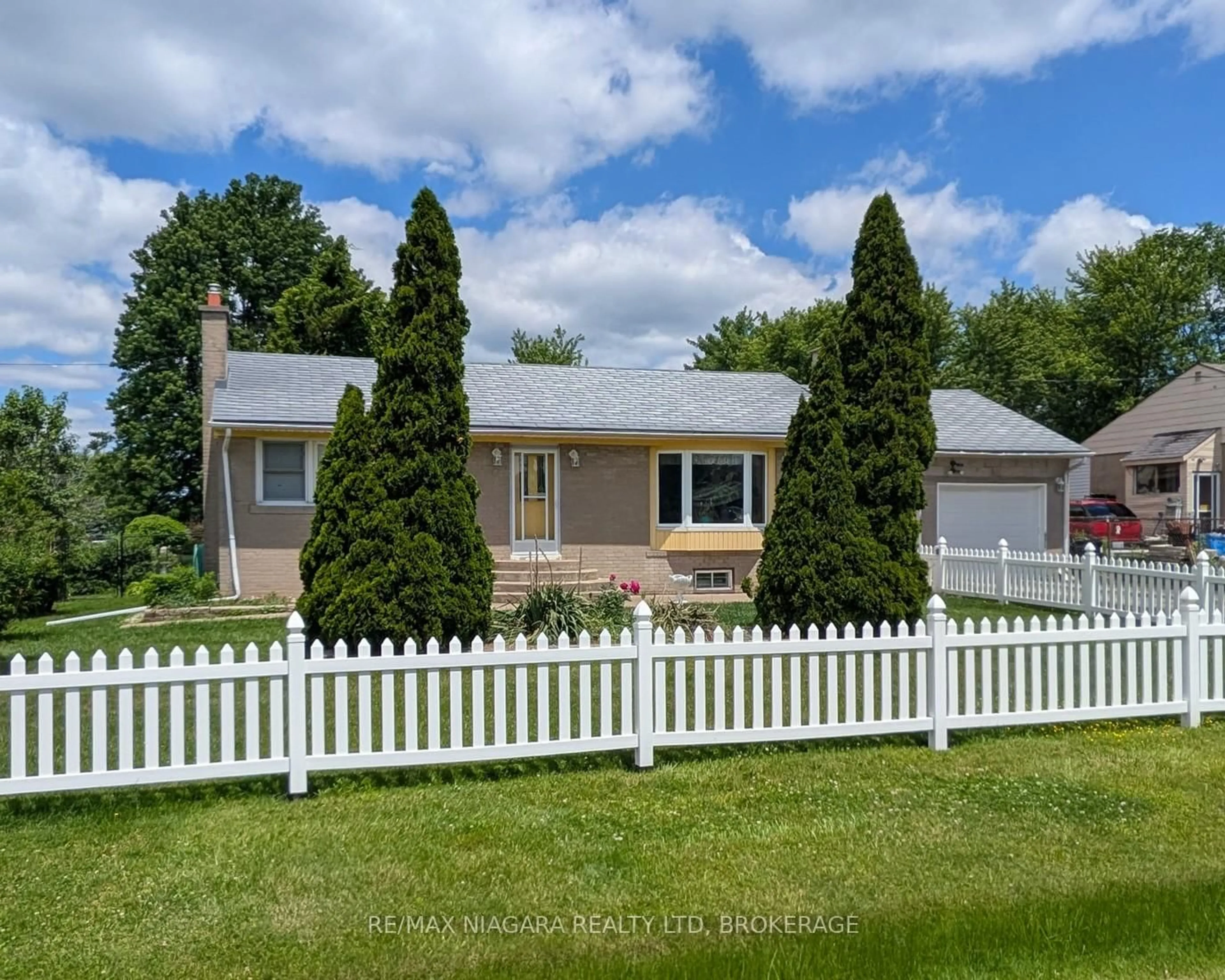 Home with vinyl exterior material, street for 2882 Westbrook Ave, Fort Erie Ontario L0S 1S0
