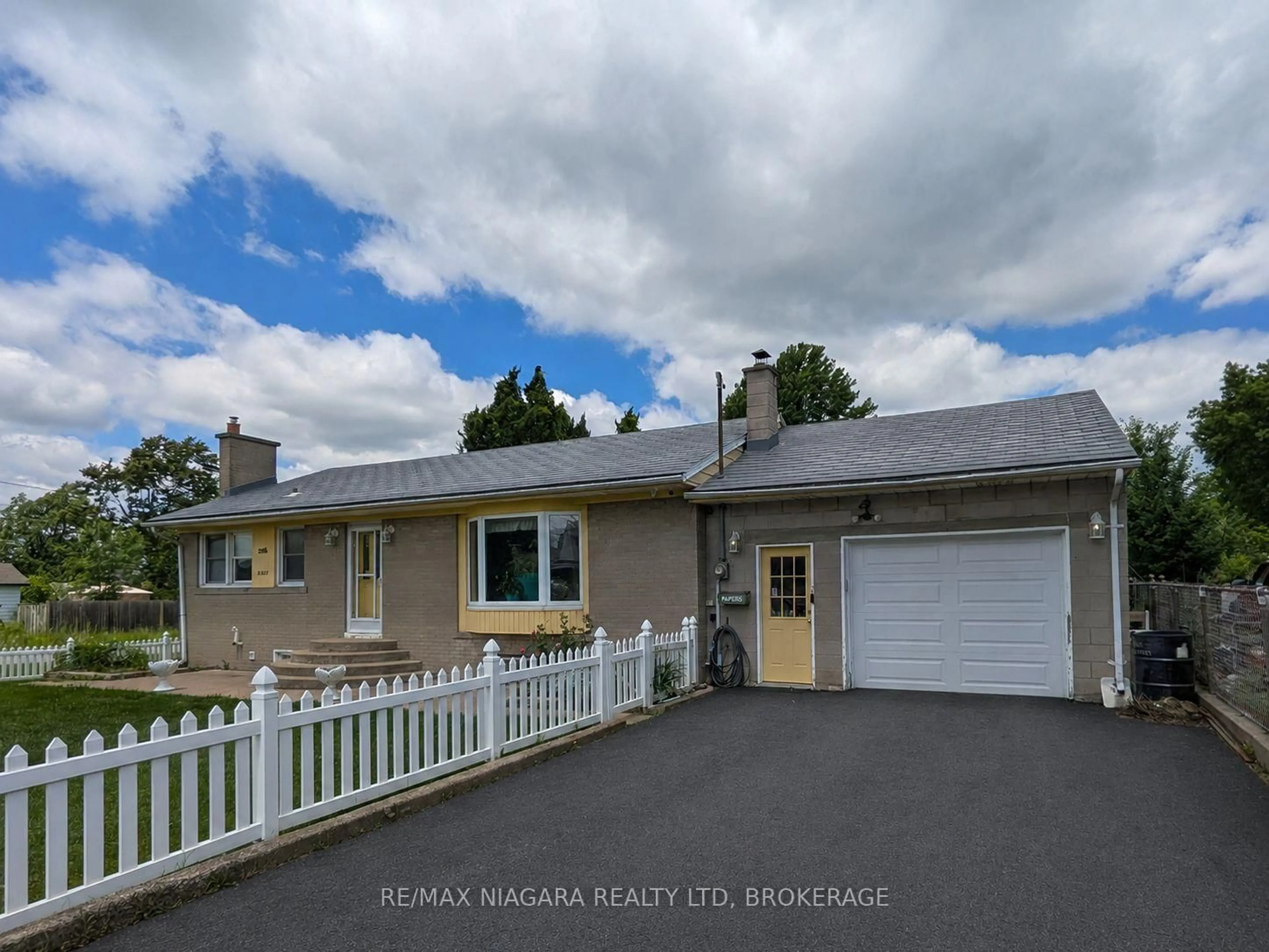 A pic from outside/outdoor area/front of a property/back of a property/a pic from drone, water/lake/river/ocean view for 2882 Westbrook Ave, Fort Erie Ontario L0S 1S0