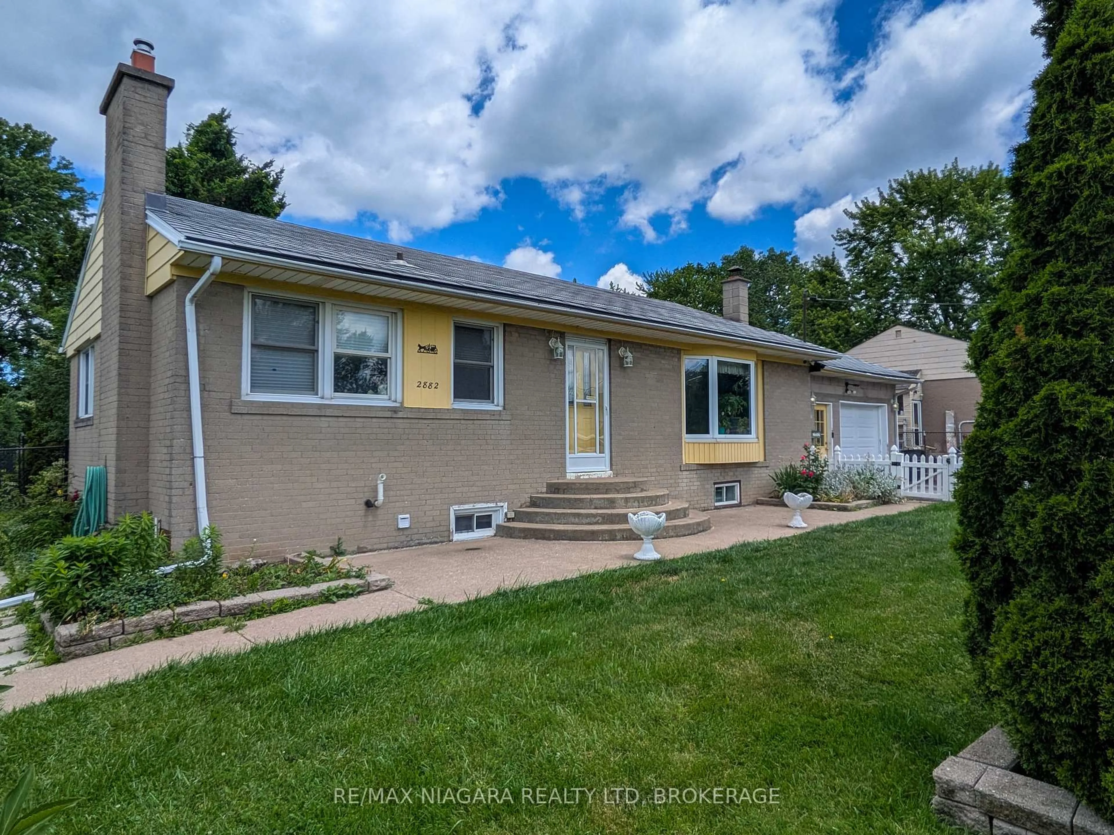 Home with vinyl exterior material, street for 2882 Westbrook Ave, Fort Erie Ontario L0S 1S0