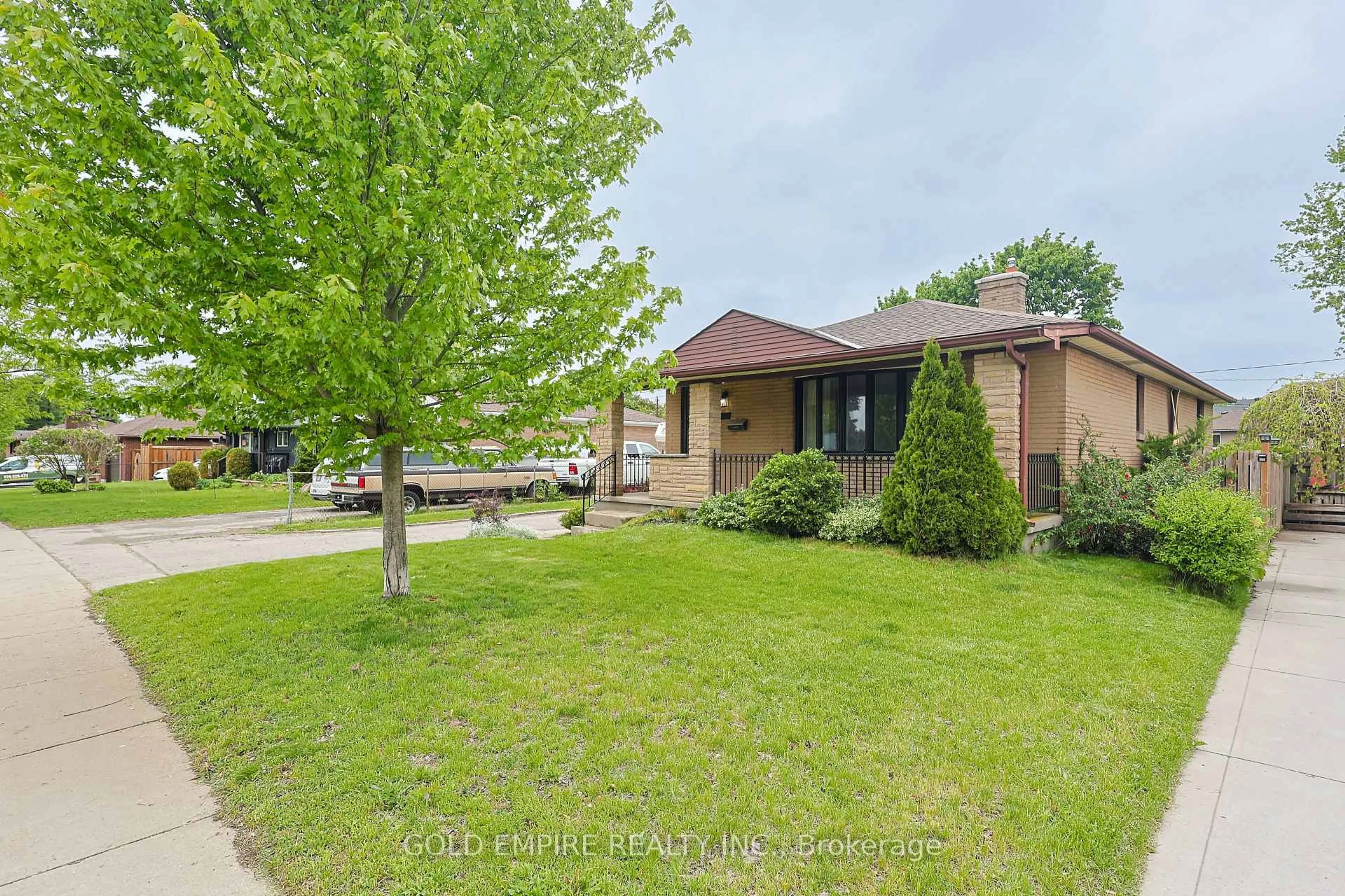 A pic from outside/outdoor area/front of a property/back of a property/a pic from drone, street for 54 Tweedsmuir Ave, London East Ontario N5W 1K7
