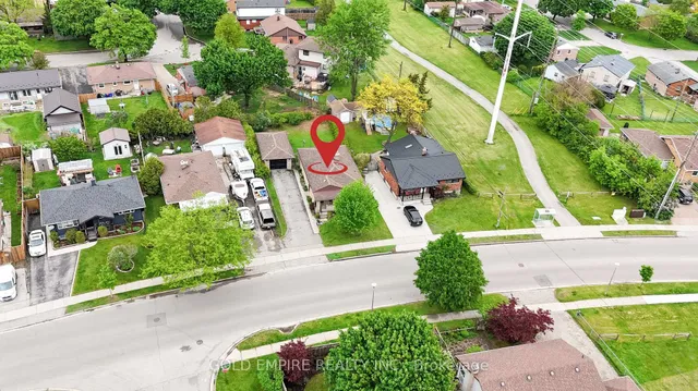 54 Tweedsmuir Ave, London East 4