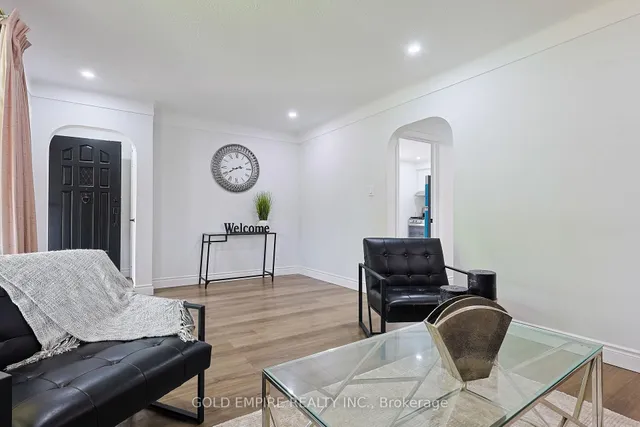 54 Tweedsmuir Ave, London East 5