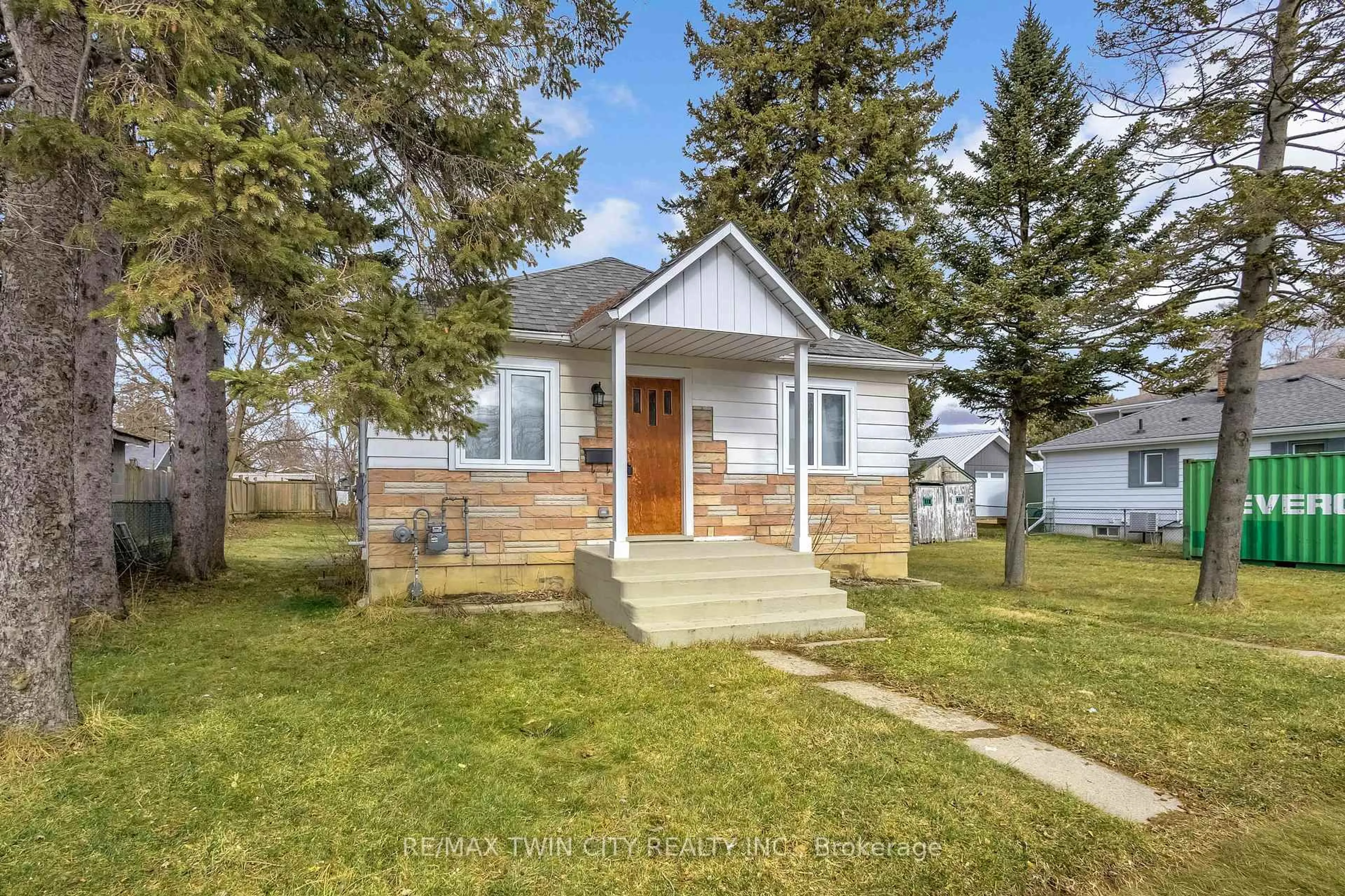 Home with vinyl exterior material, street for 35 Eighth Ave, Brantford Ontario N3S 1C1