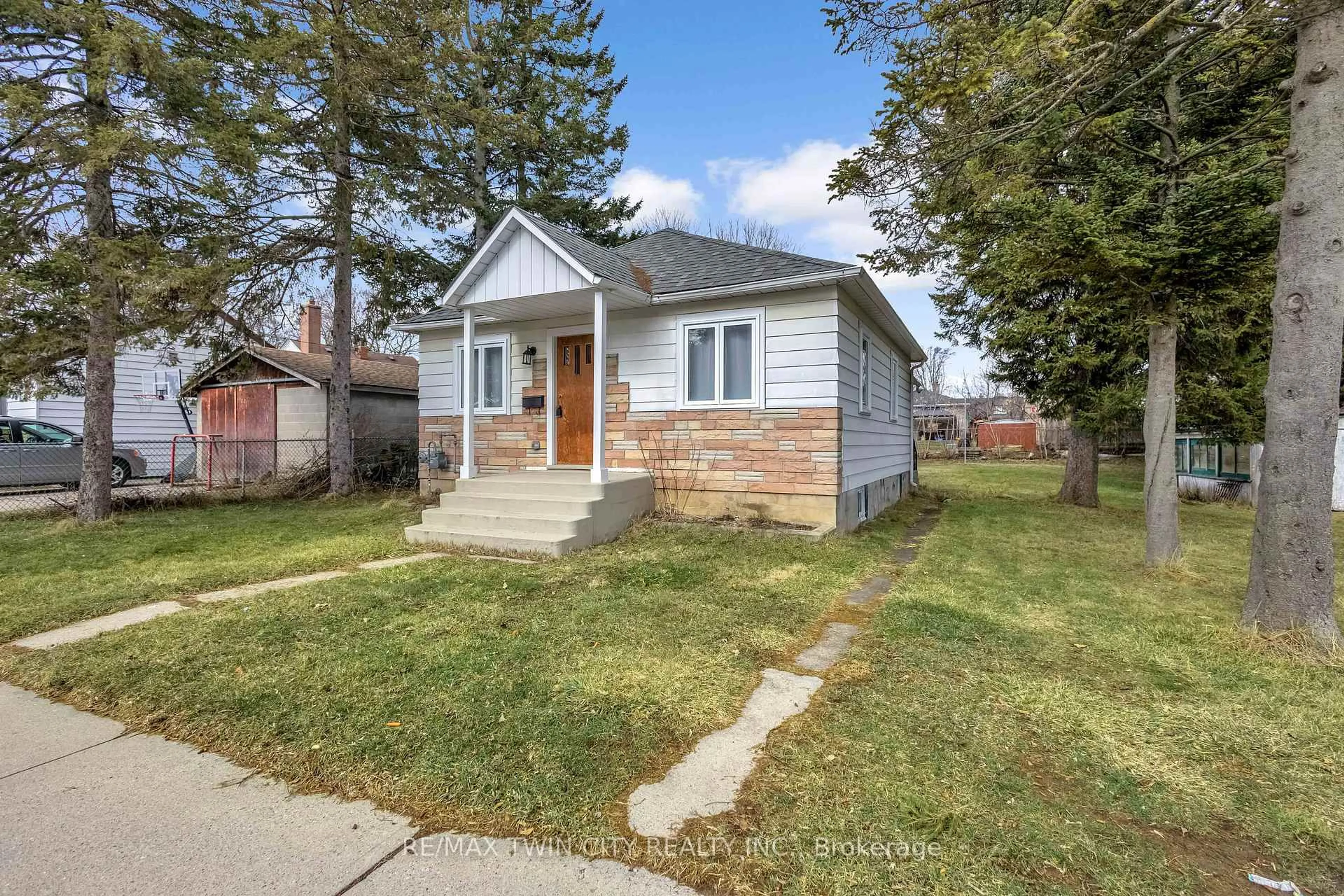 Home with brick exterior material, street for 35 Eighth Ave, Brantford Ontario N3S 1C1