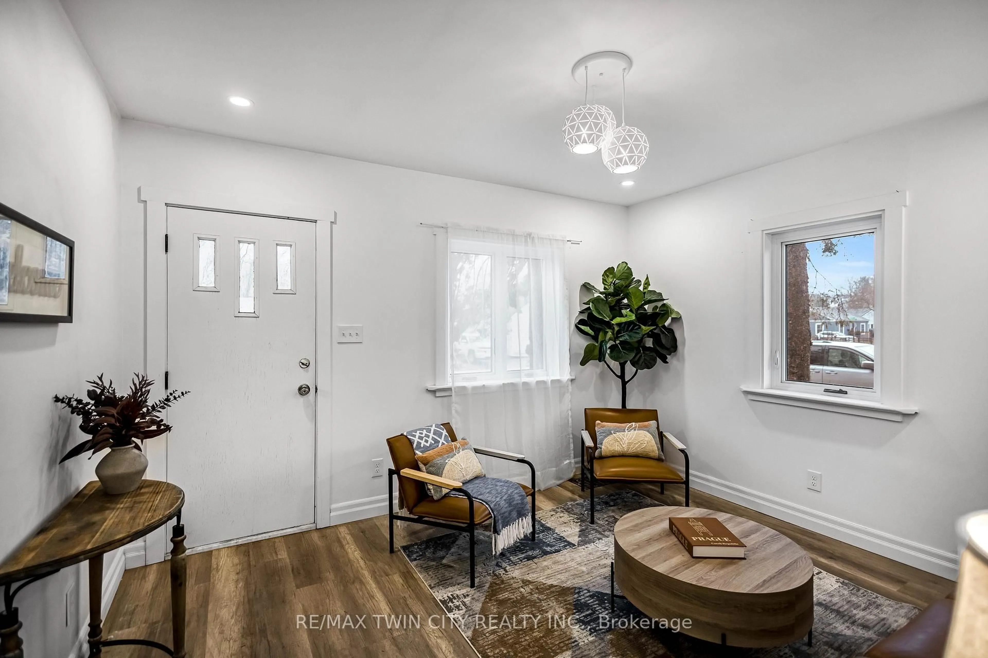 Indoor entryway for 35 Eighth Ave, Brantford Ontario N3S 1C1