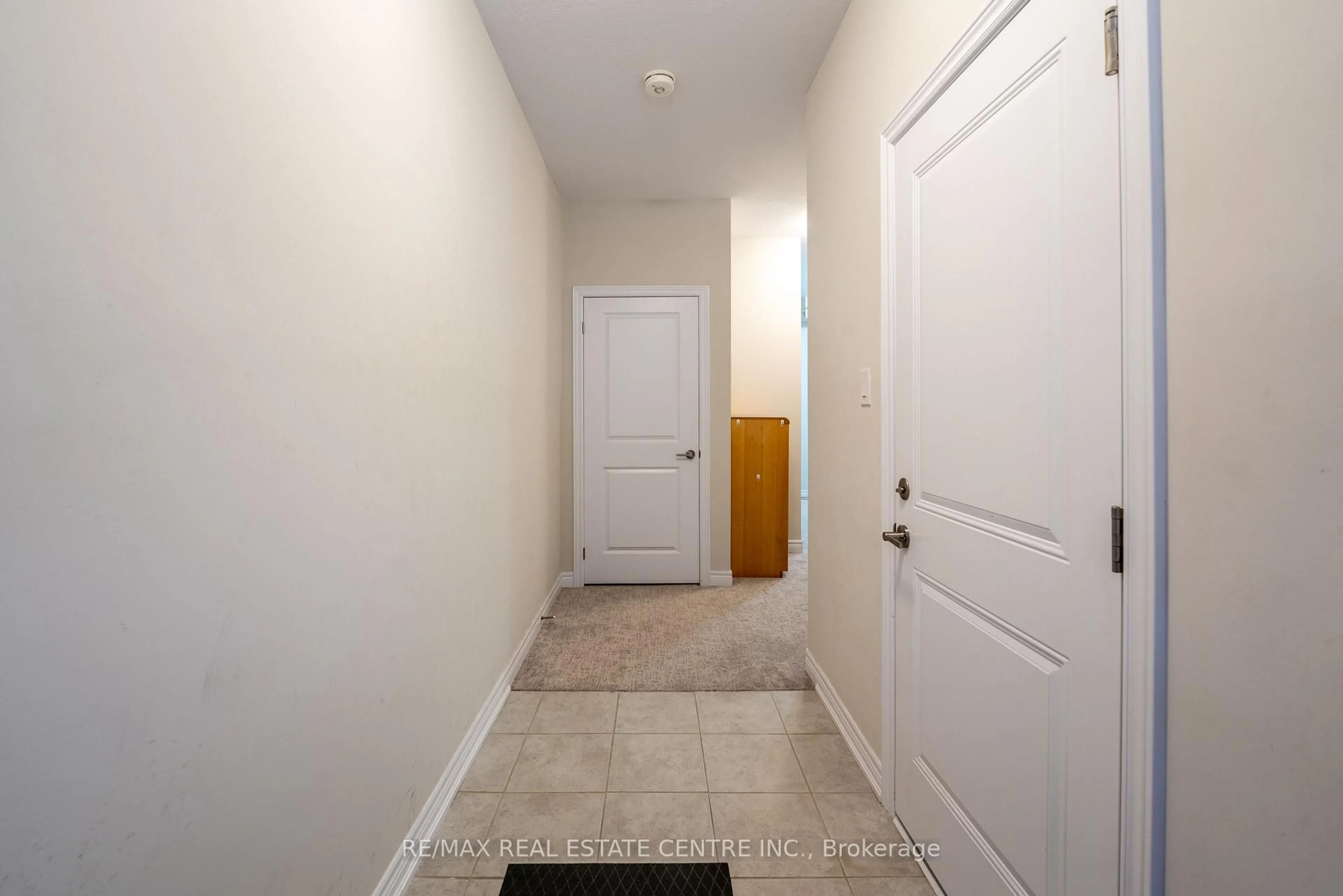Indoor entryway for 10 BIRMINGHAM Dr, Cambridge Ontario N1R 8K5