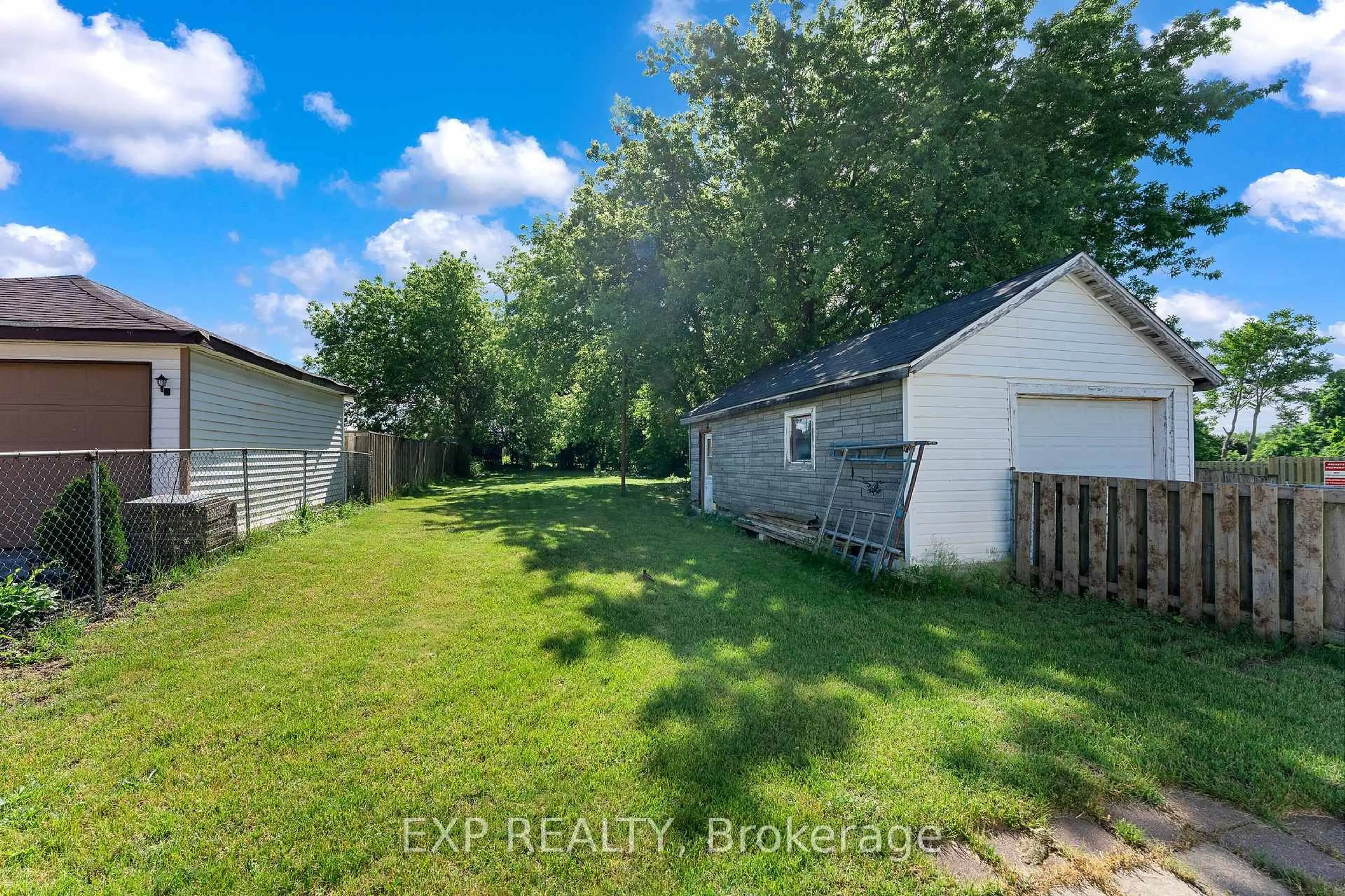 A pic from outside/outdoor area/front of a property/back of a property/a pic from drone, street for 5932 Carlton Ave, Niagara Falls Ontario L2G 5J5