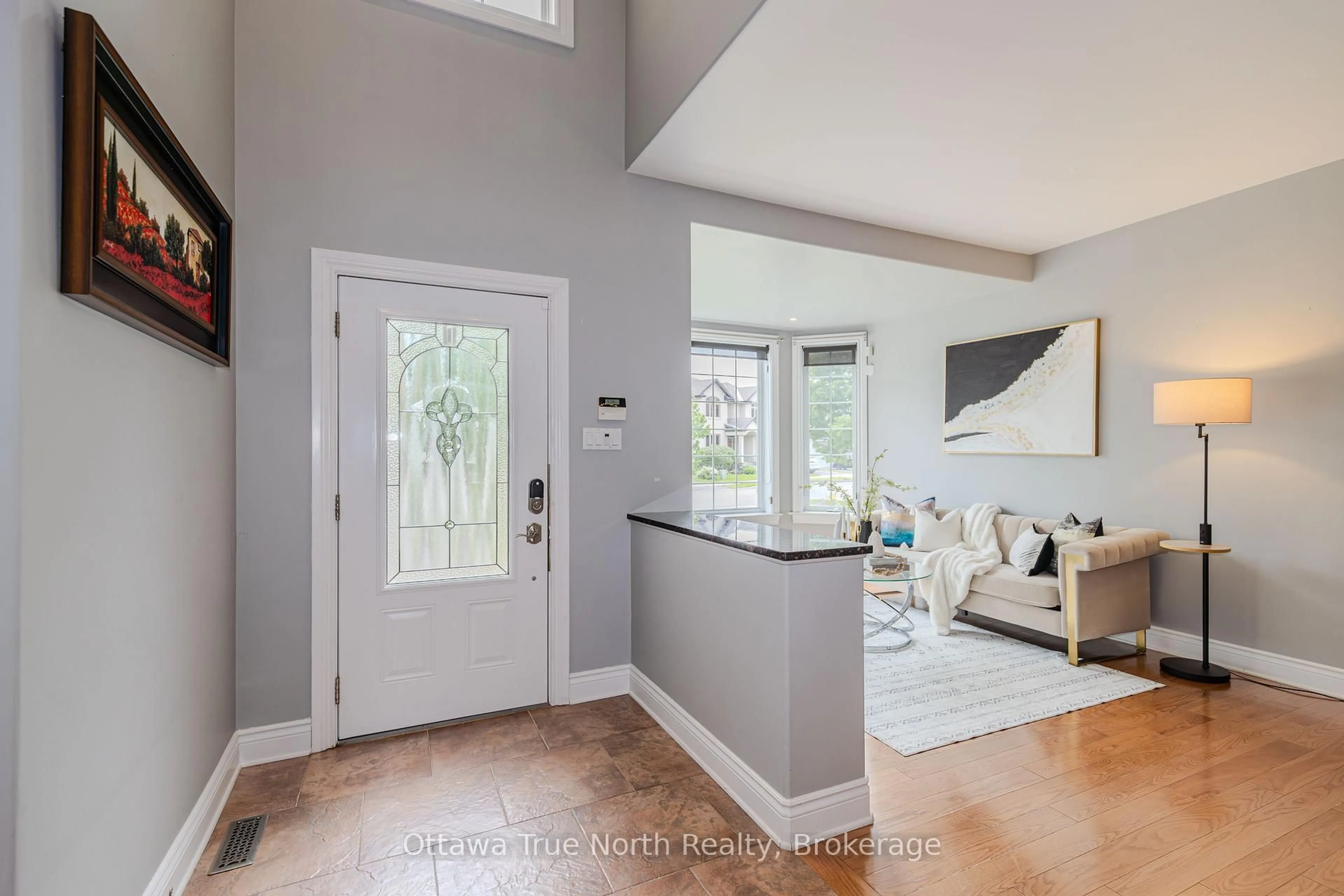 Indoor entryway for 507 Kochar Dr, Ottawa Ontario K2C 4G9