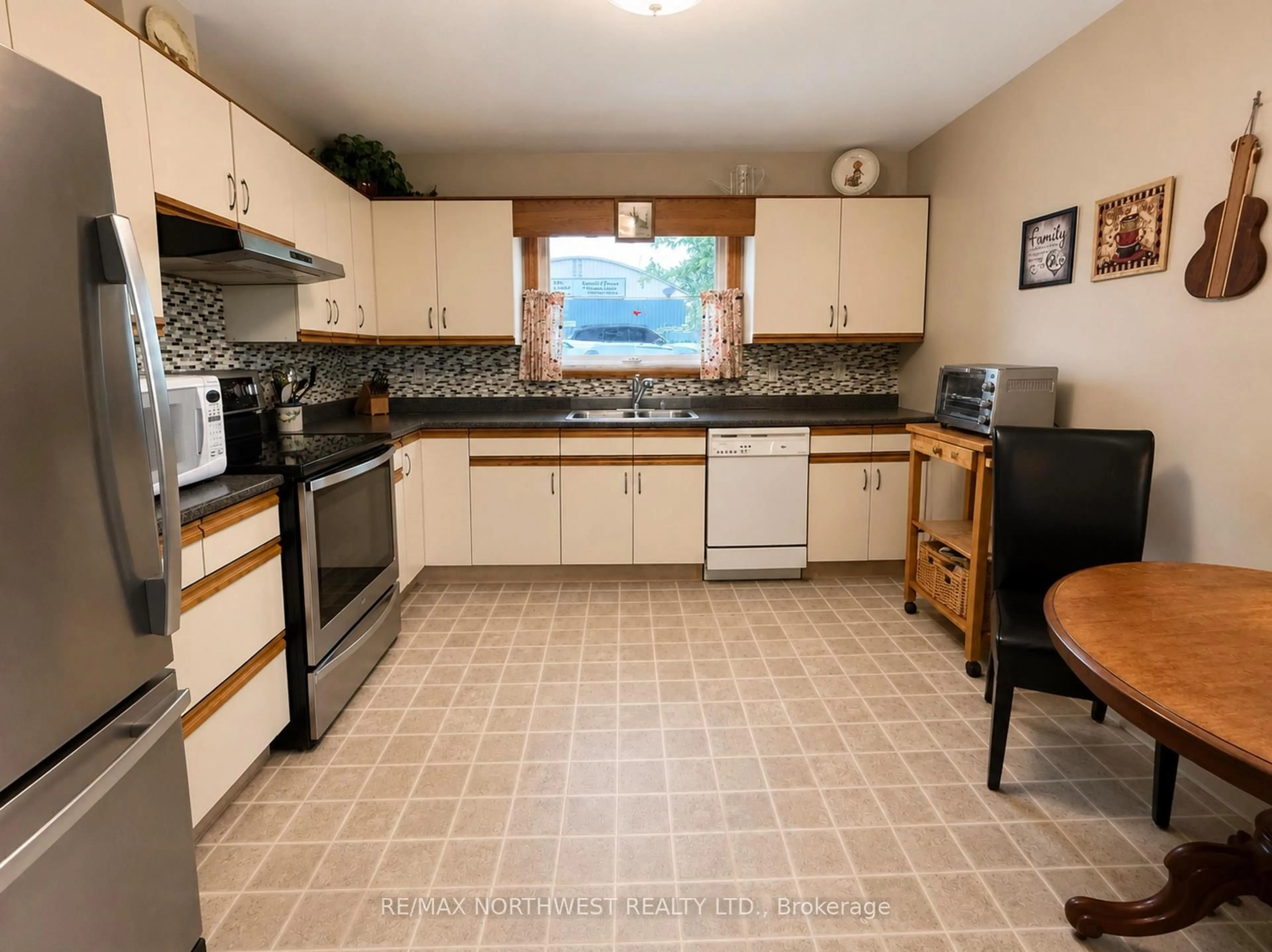 Unknown for 913 Park Street, Kenora Ontario P9N 1B8