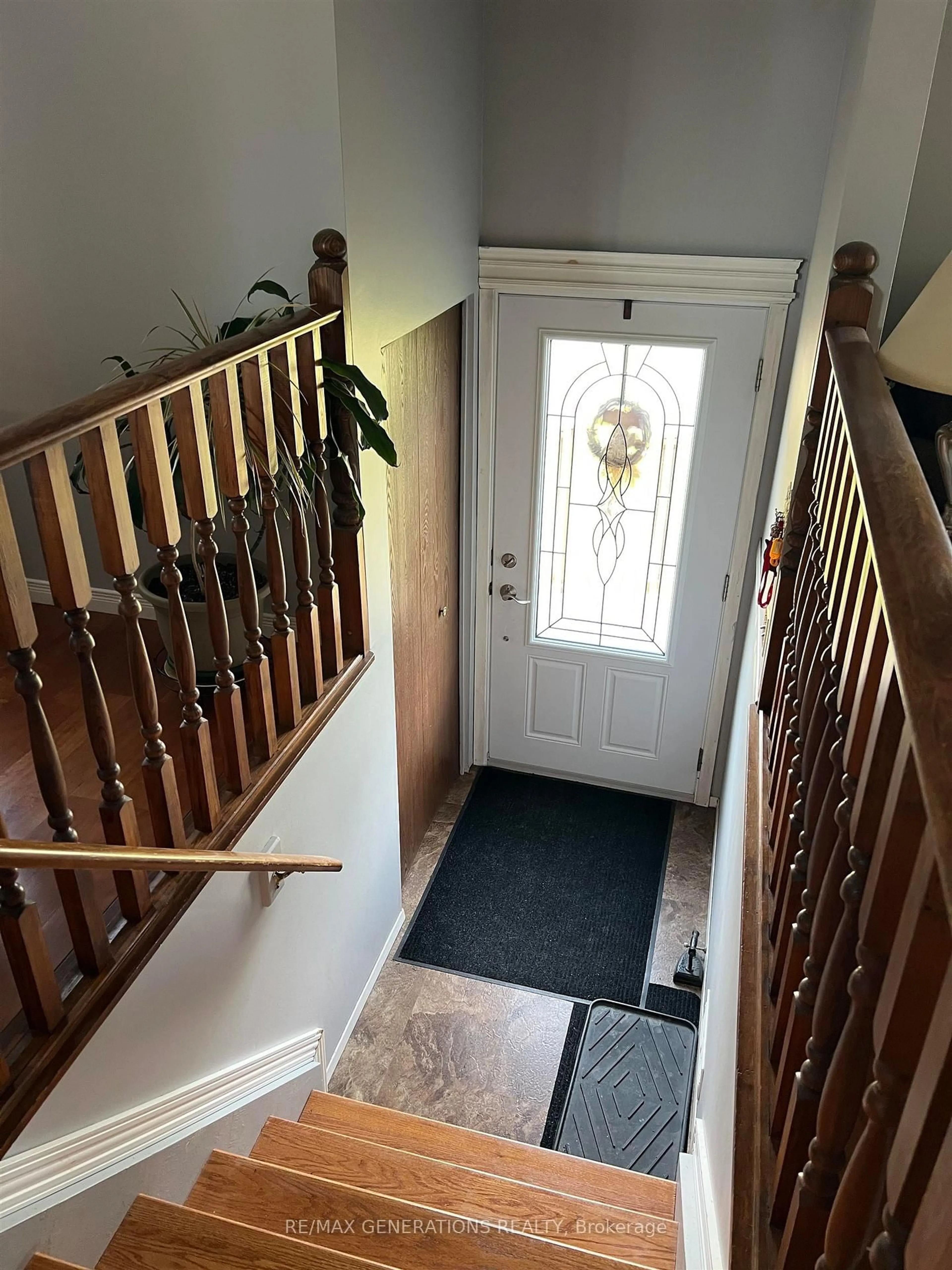 Indoor foyer for 20 Bastedo Cres, Marathon Ontario P0T 2E0