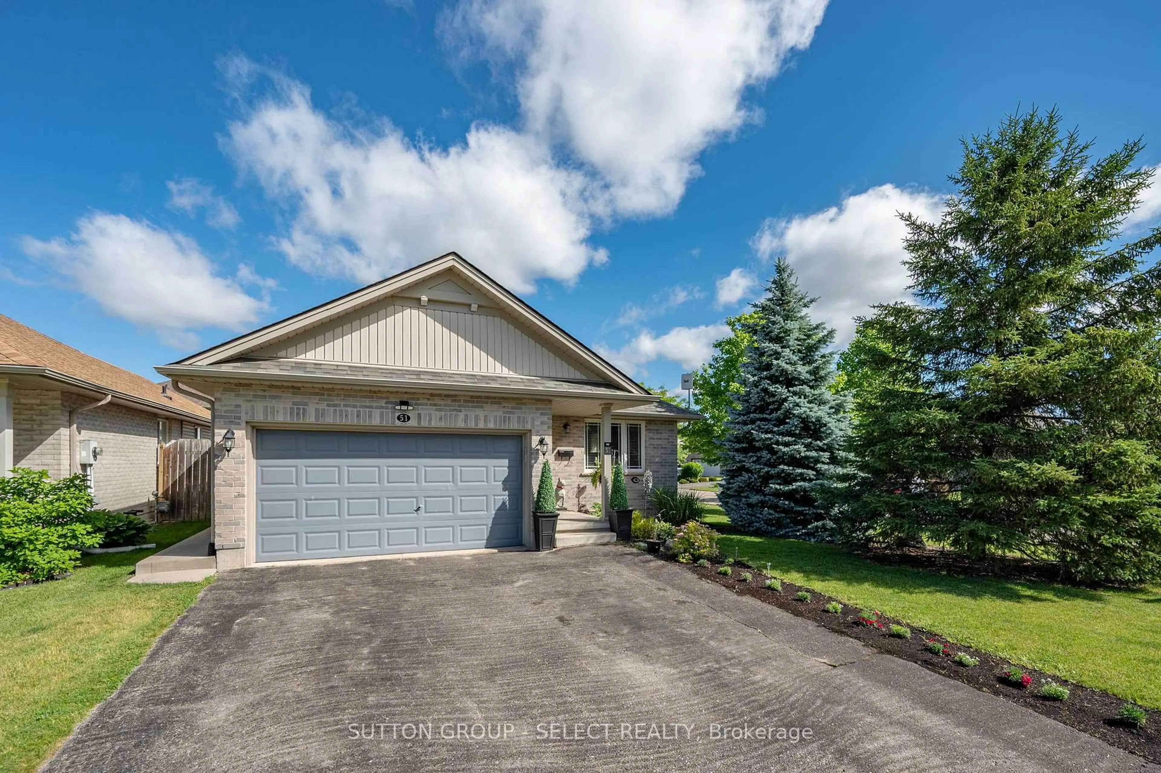 A pic from outside/outdoor area/front of a property/back of a property/a pic from drone, street for 51 Greenway Blvd, St. Thomas Ontario N5P 4P8