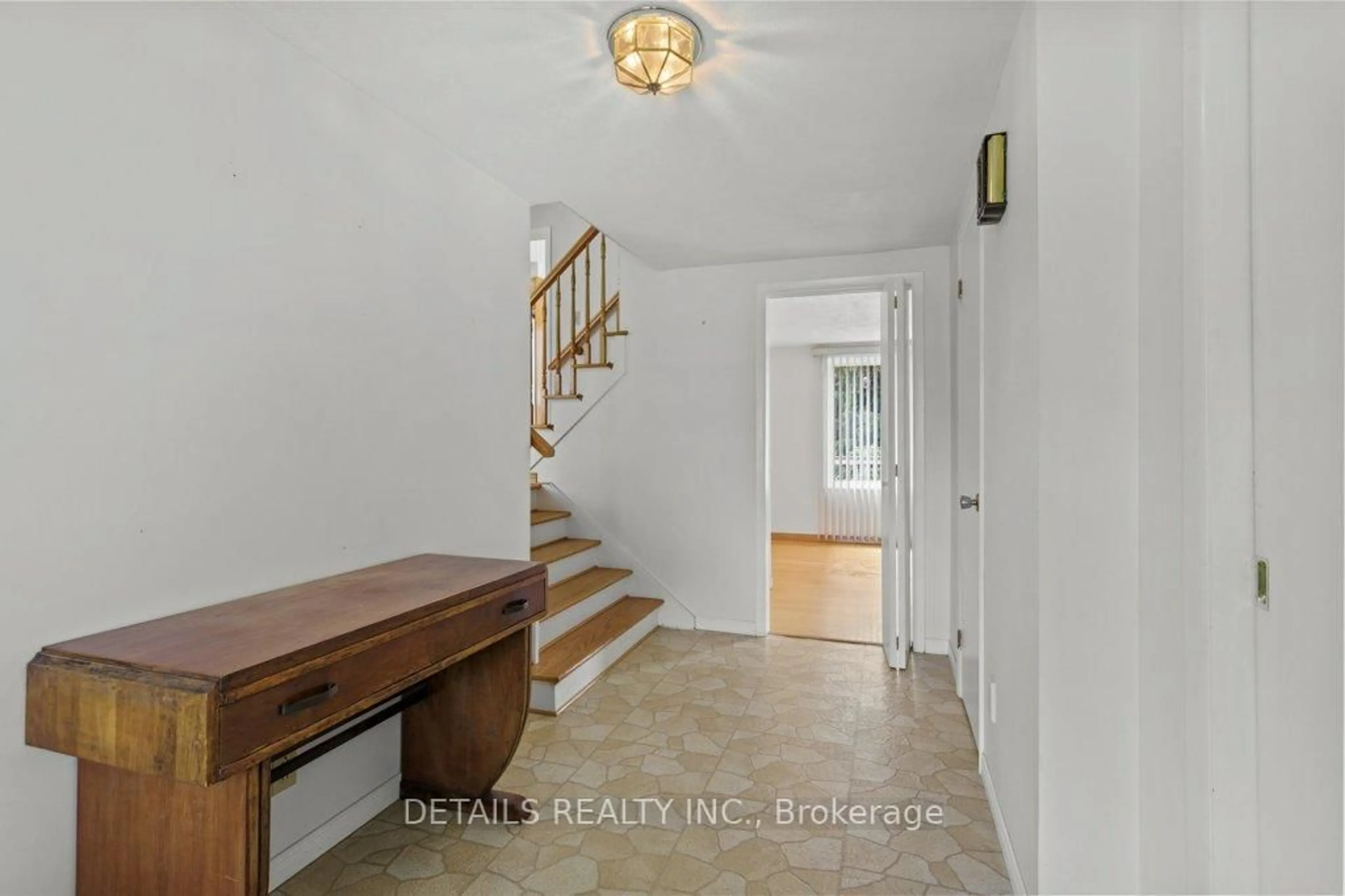 Indoor entryway for 899 Percy Cres, Kingston Ontario K7M 4P3