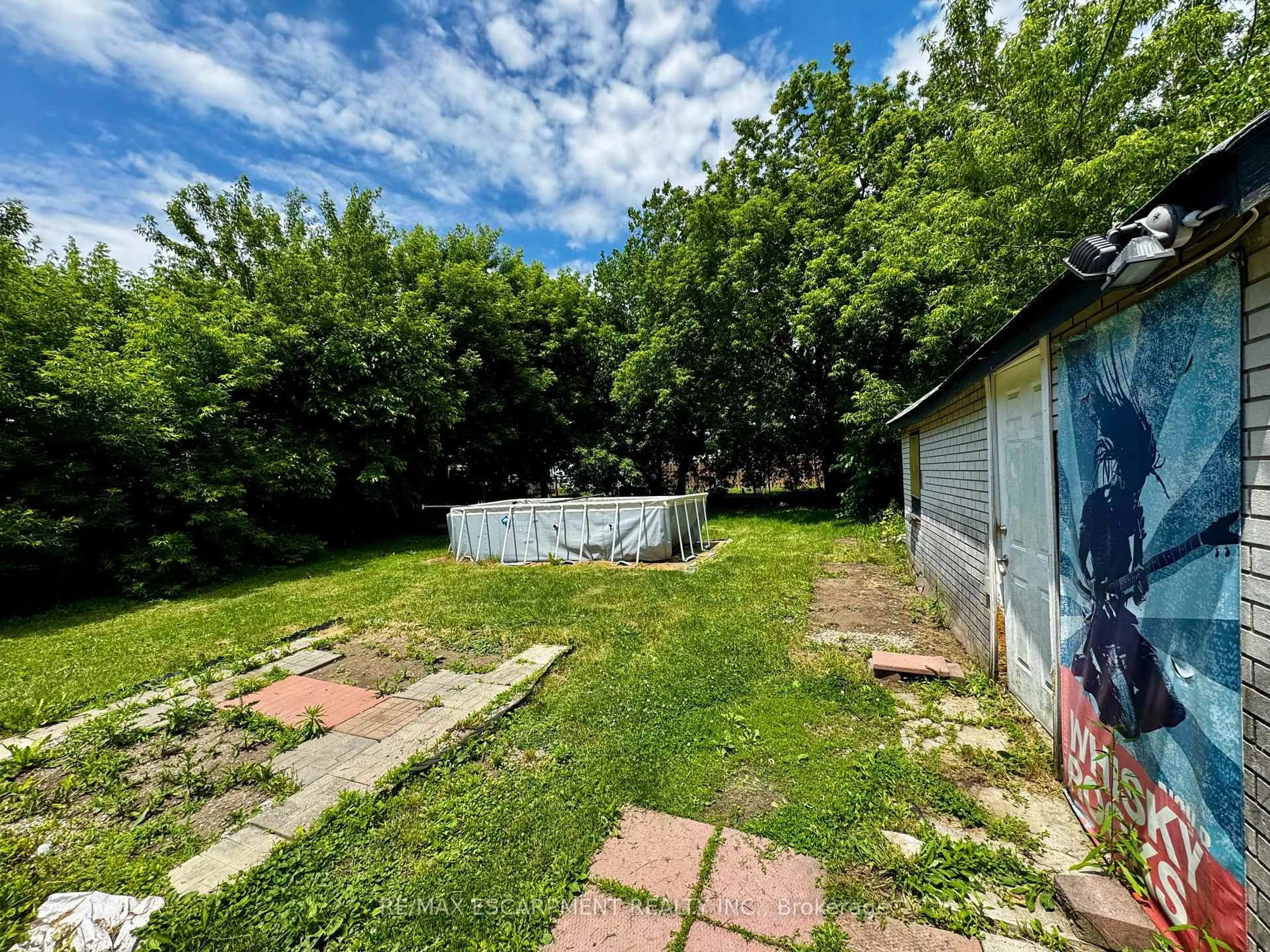 A pic from outside/outdoor area/front of a property/back of a property/a pic from drone, unknown for 89 Lincoln Ave, St. Catharines Ontario L2P 2E1