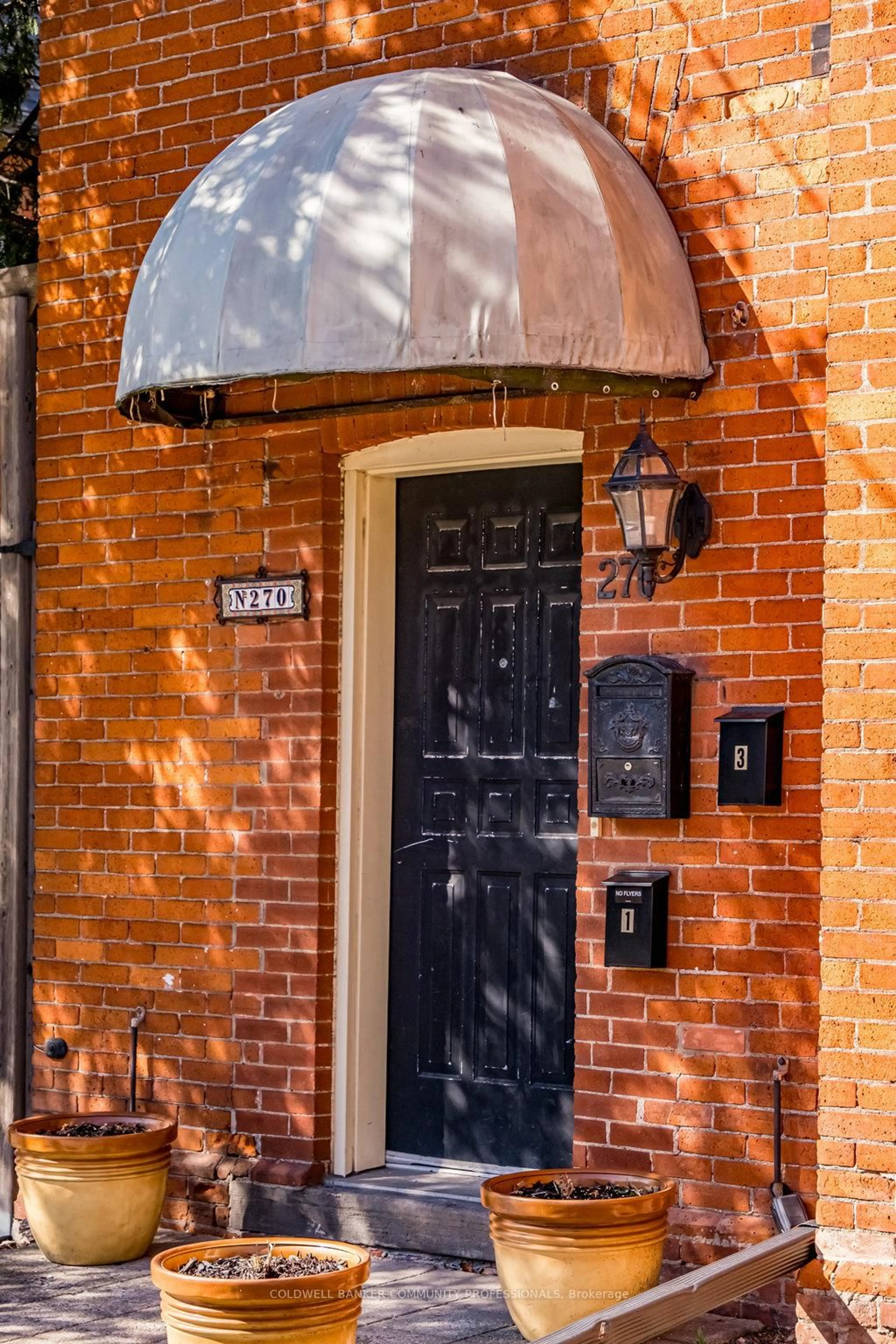 Home with brick exterior material, street for 270 Queen St, Hamilton Ontario L8P 3T3