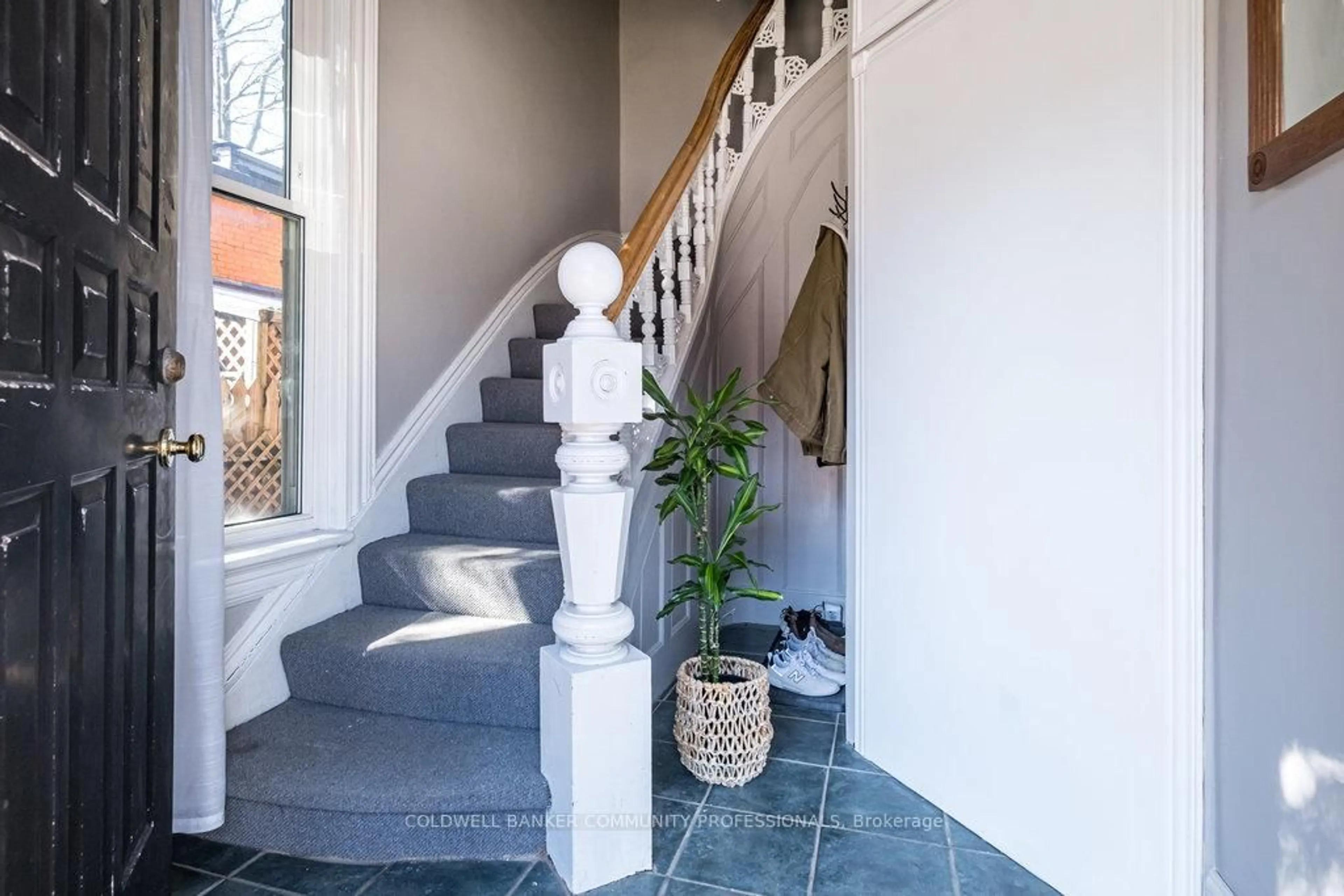 Indoor foyer for 270 Queen St, Hamilton Ontario L8P 3T3
