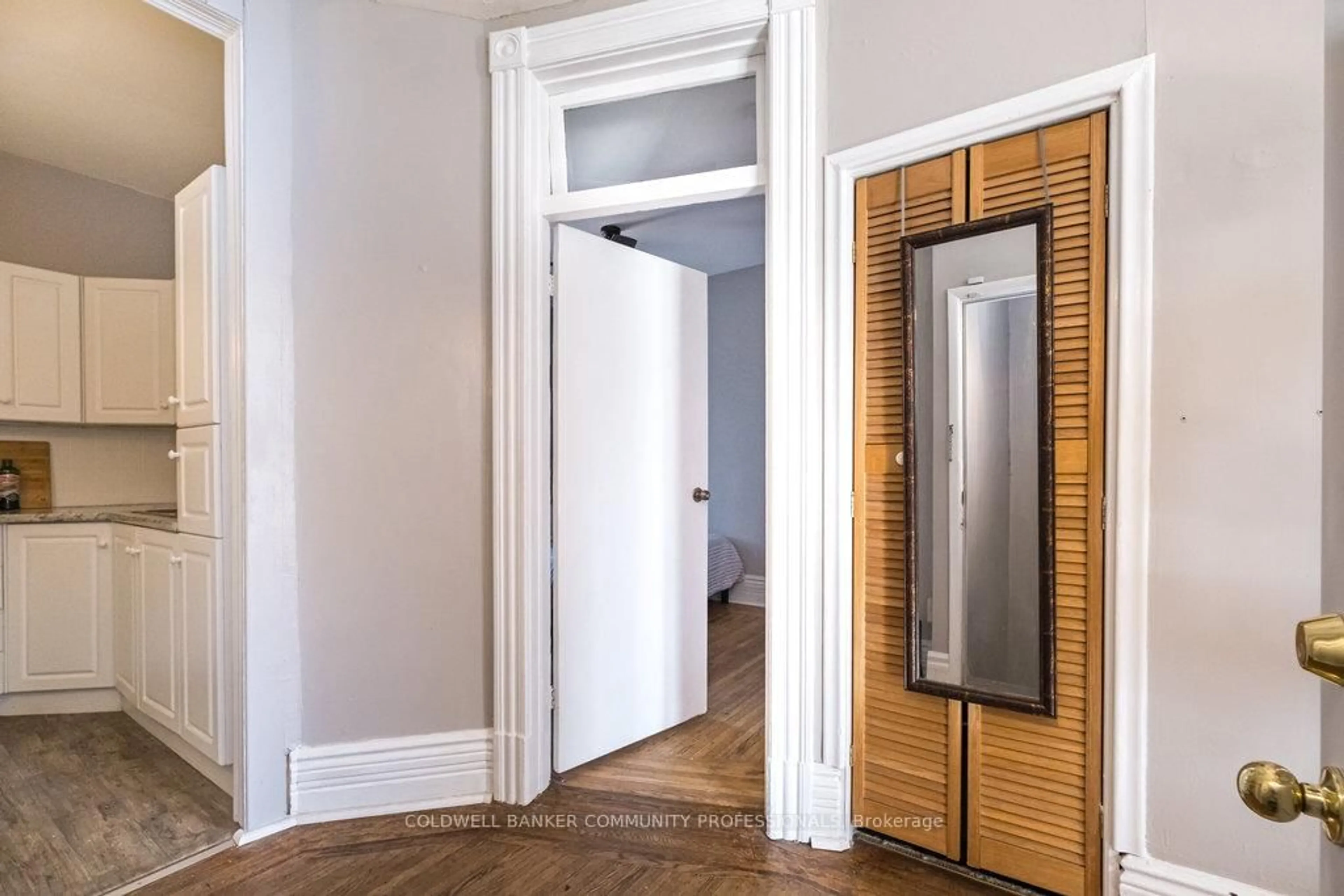 Indoor entryway for 270 Queen St, Hamilton Ontario L8P 3T3