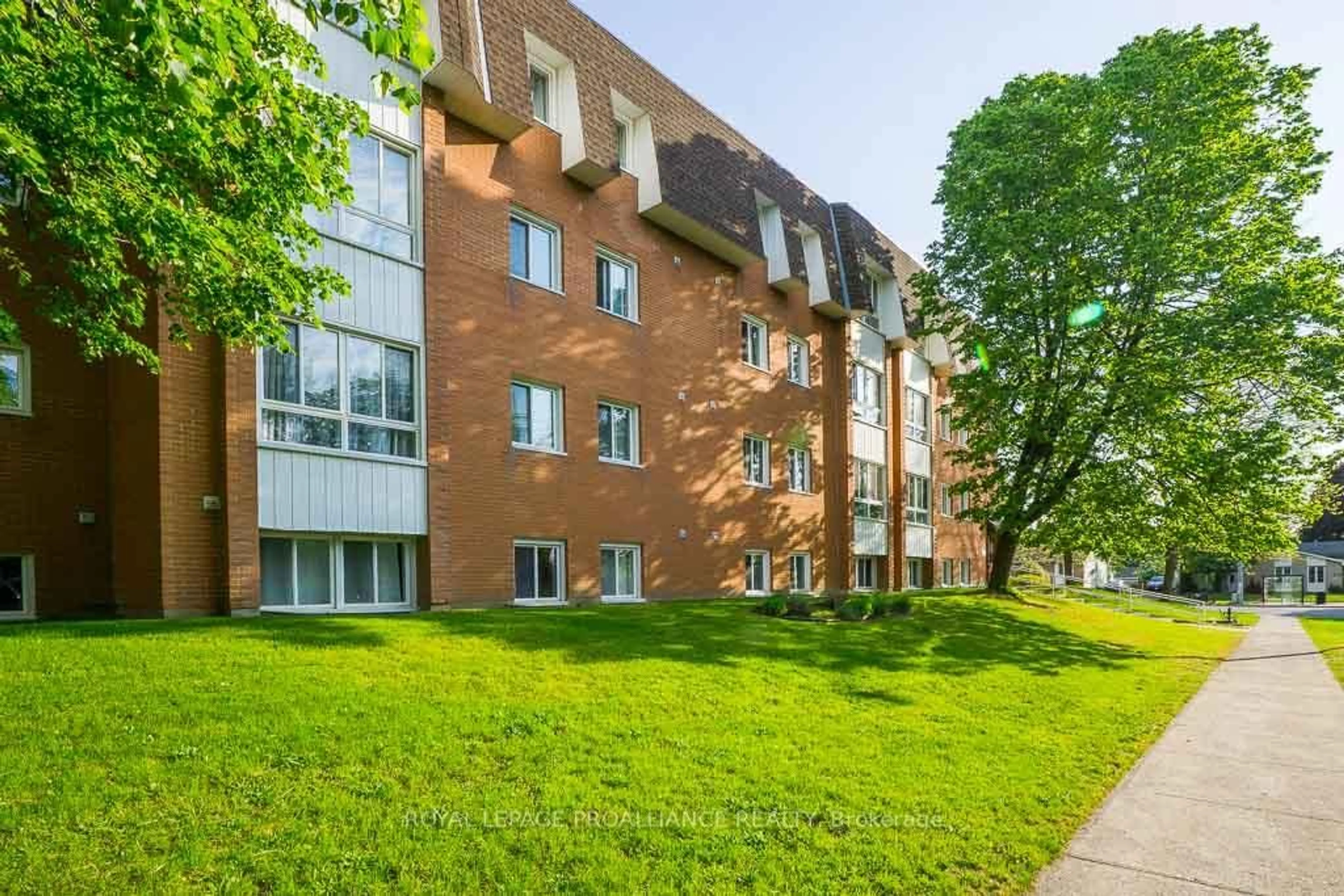 Patio, building for 810 Kyle Crt #104, Brockville Ontario K6V 6H6