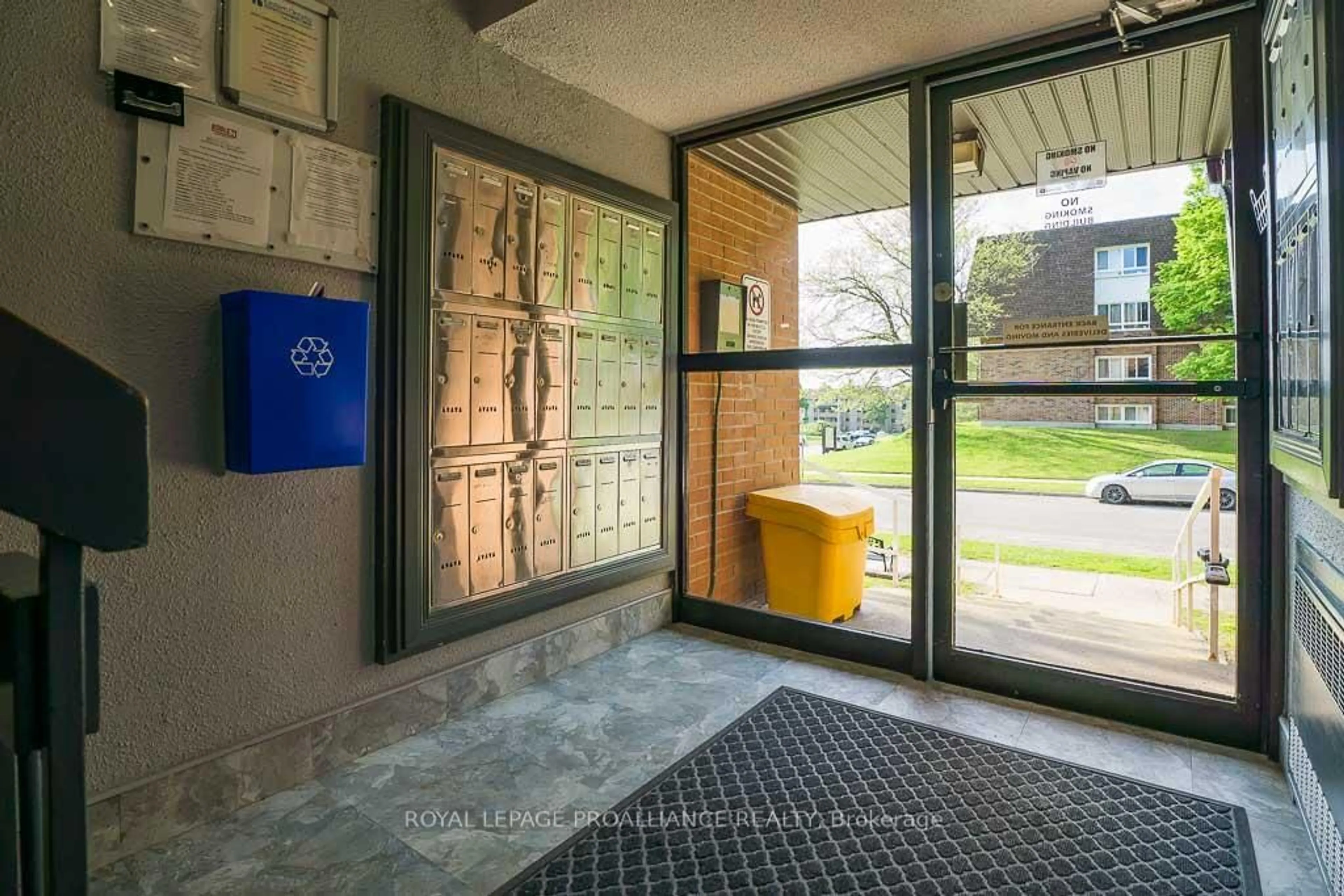 Indoor foyer for 810 Kyle Crt #104, Brockville Ontario K6V 6H6