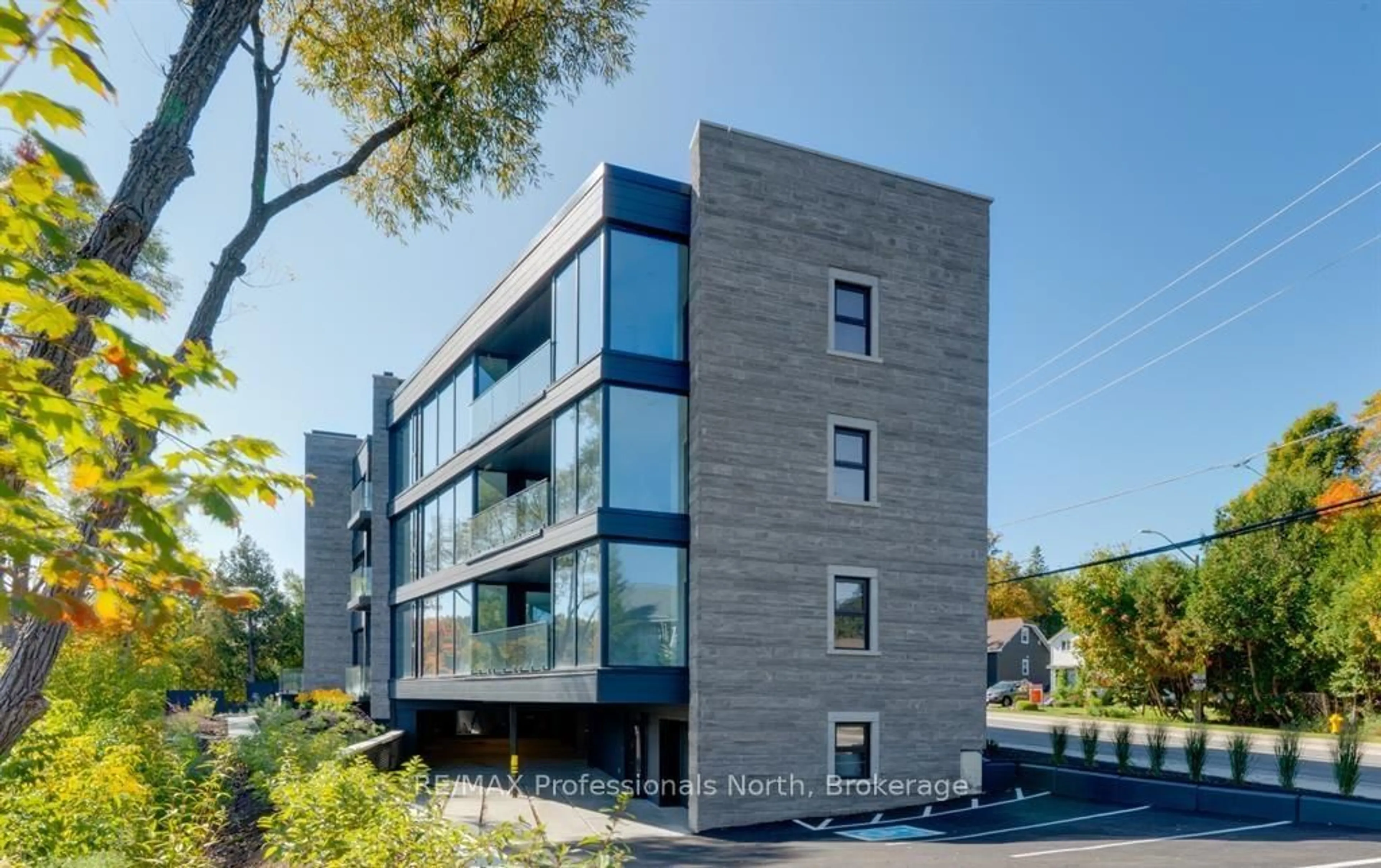 Home with brick exterior material, building for 32 BRUNEL Rd #205, Huntsville Ontario P1H 1P5