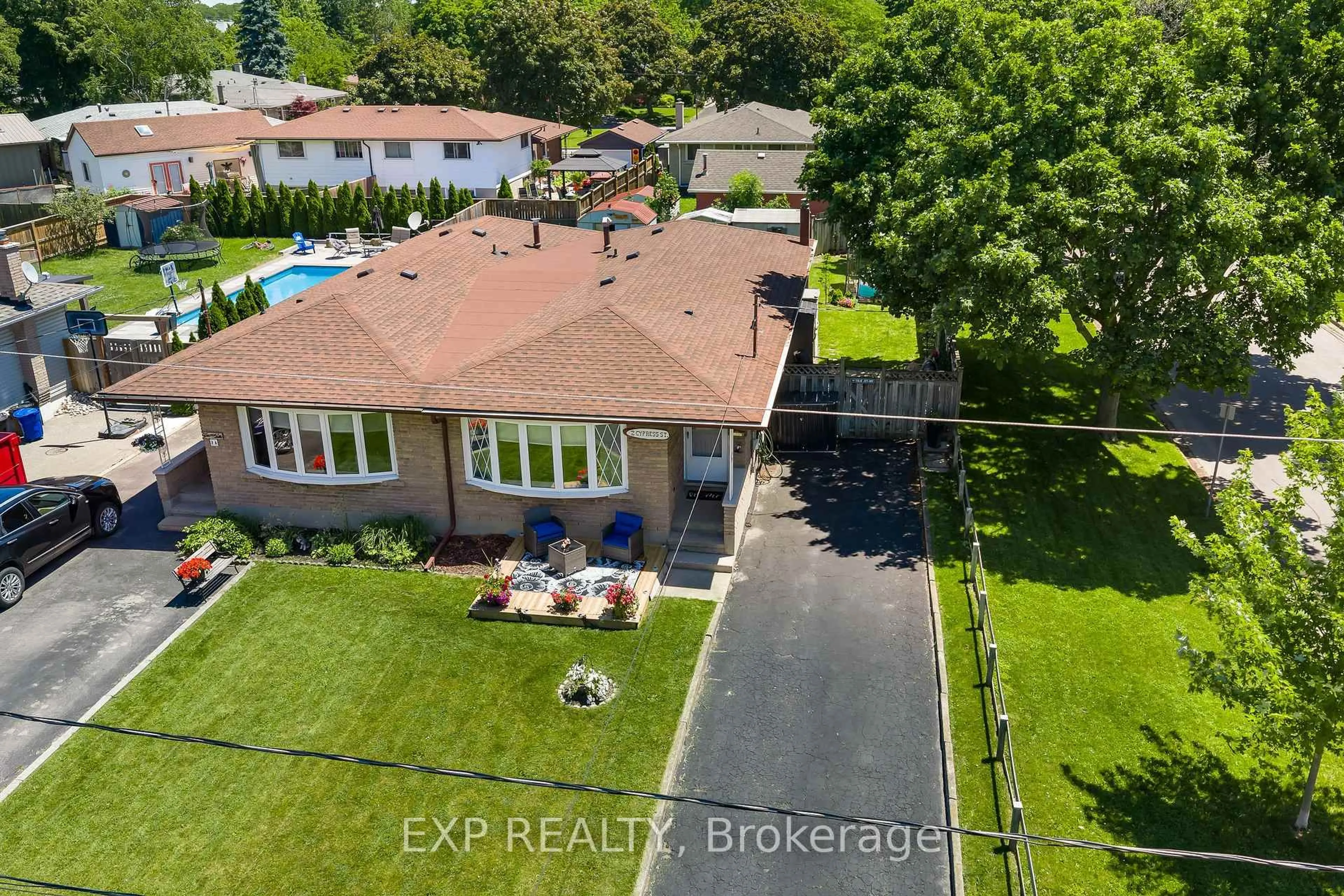 A pic from outside/outdoor area/front of a property/back of a property/a pic from drone, unknown for 2 Cypress St, St. Catharines Ontario L2N 4L9