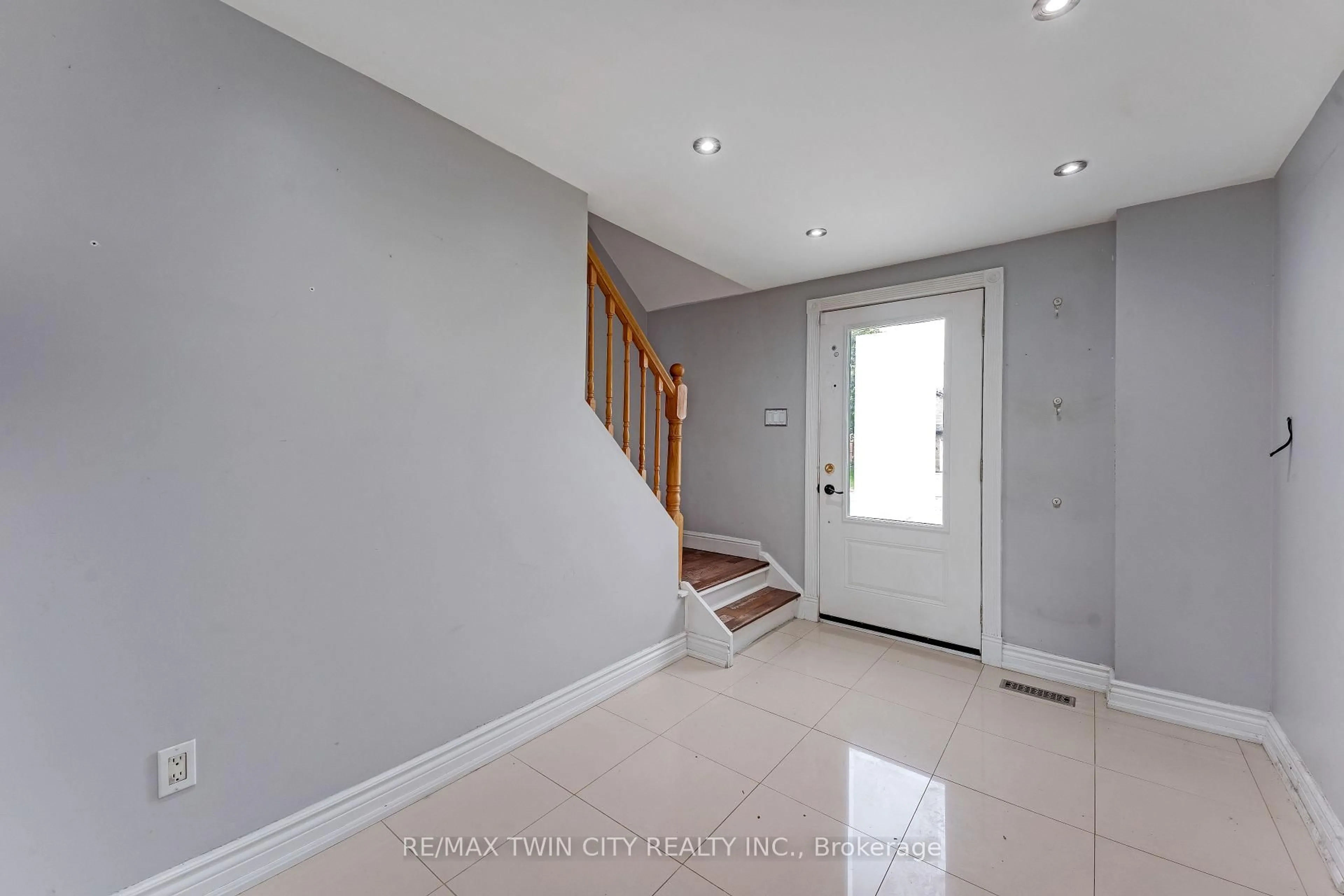Indoor foyer for 80 Hubert St, Cambridge Ontario N3C 3T6
