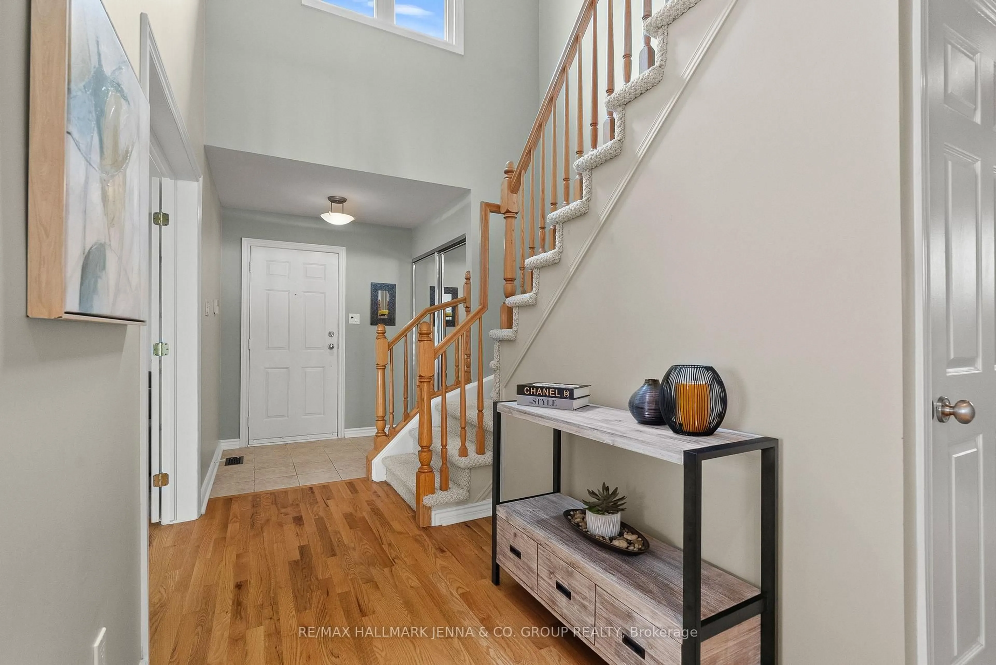 Indoor entryway for 70 Huntersfield Dr, Ottawa Ontario K1T 3L7
