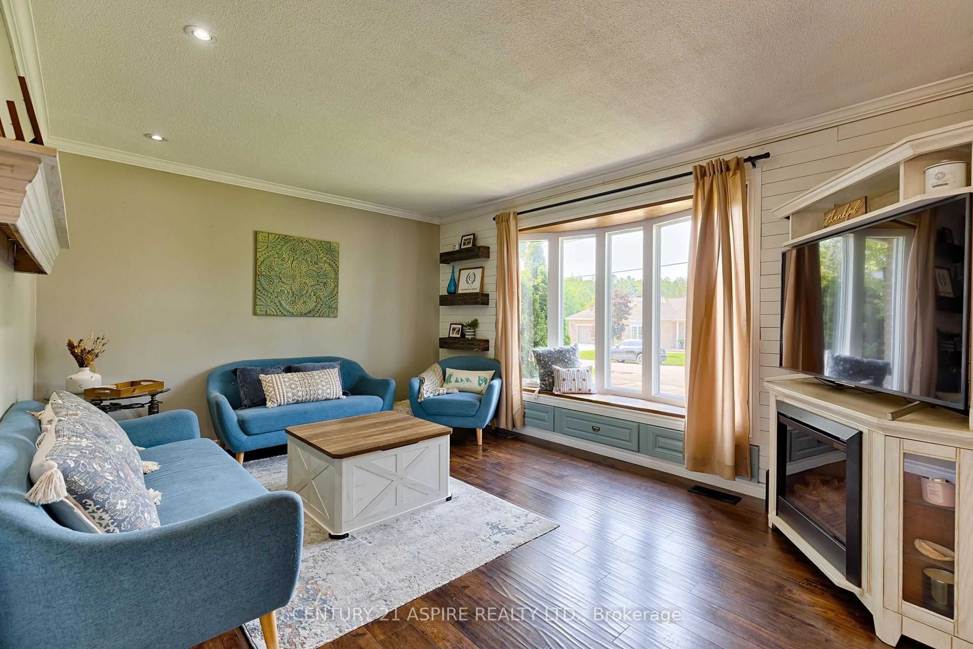Living room with furniture, wood/laminate floor for 22 Harris Cres, Beachburg Ontario K0J 1C0