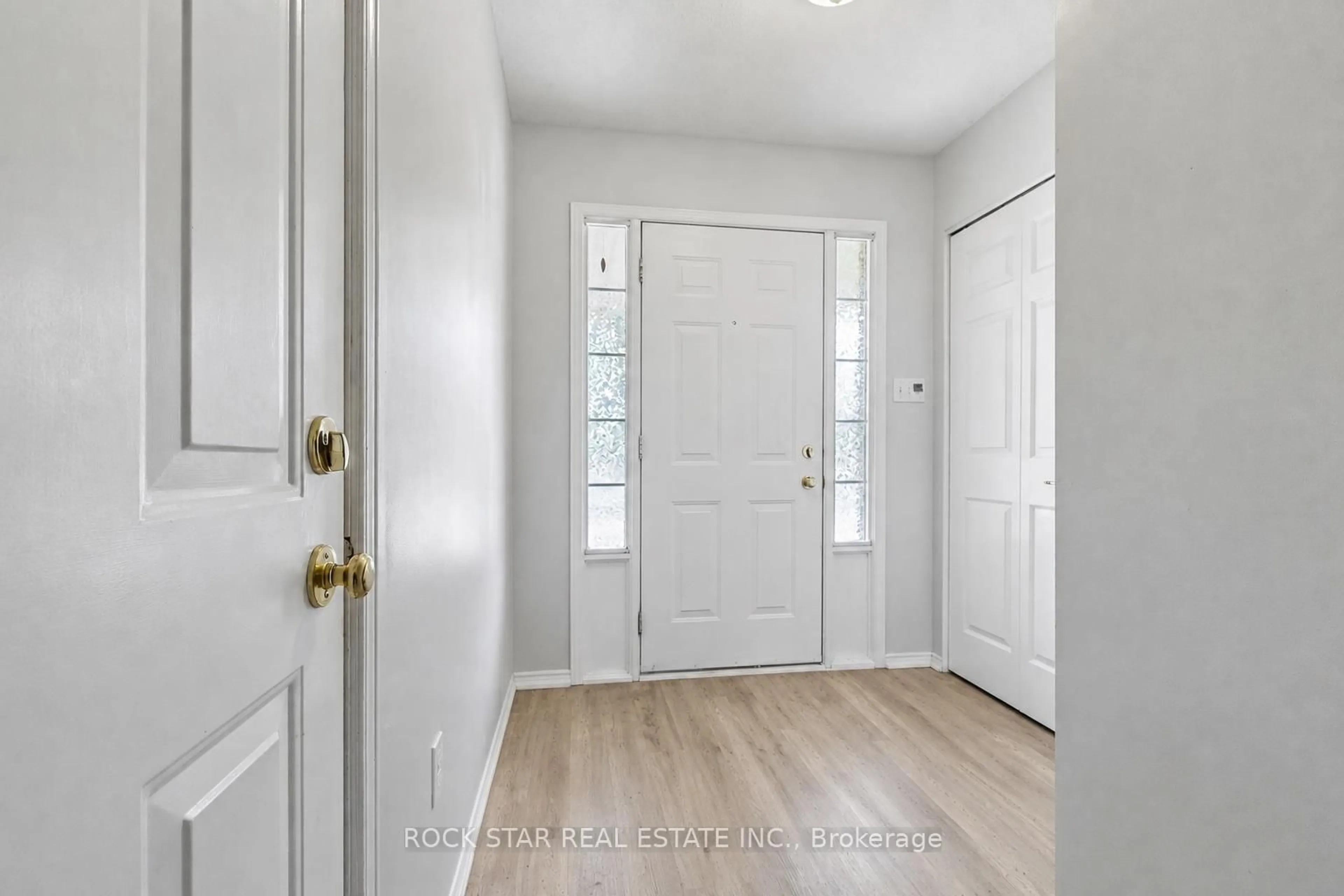 Indoor entryway for 72 Chesterton Lane, Guelph Ontario N1E 7A6