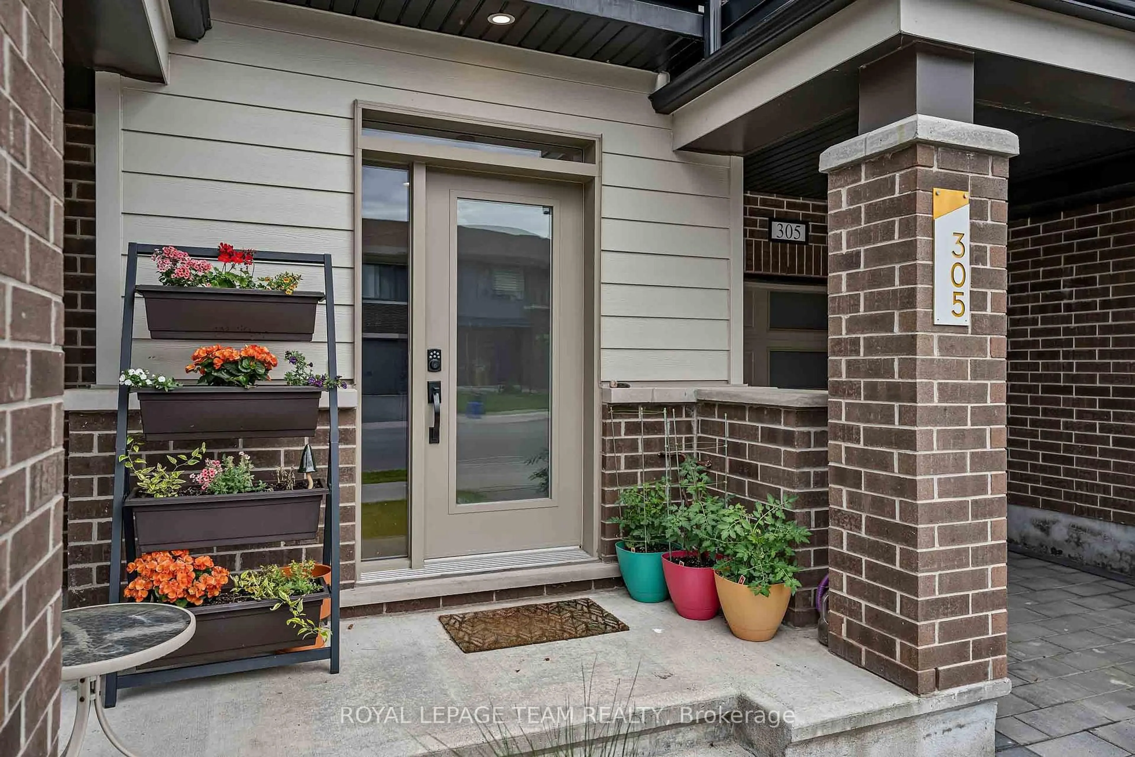 Indoor entryway for 305 Squadron Cres, Ottawa Ontario K1K 4Z4