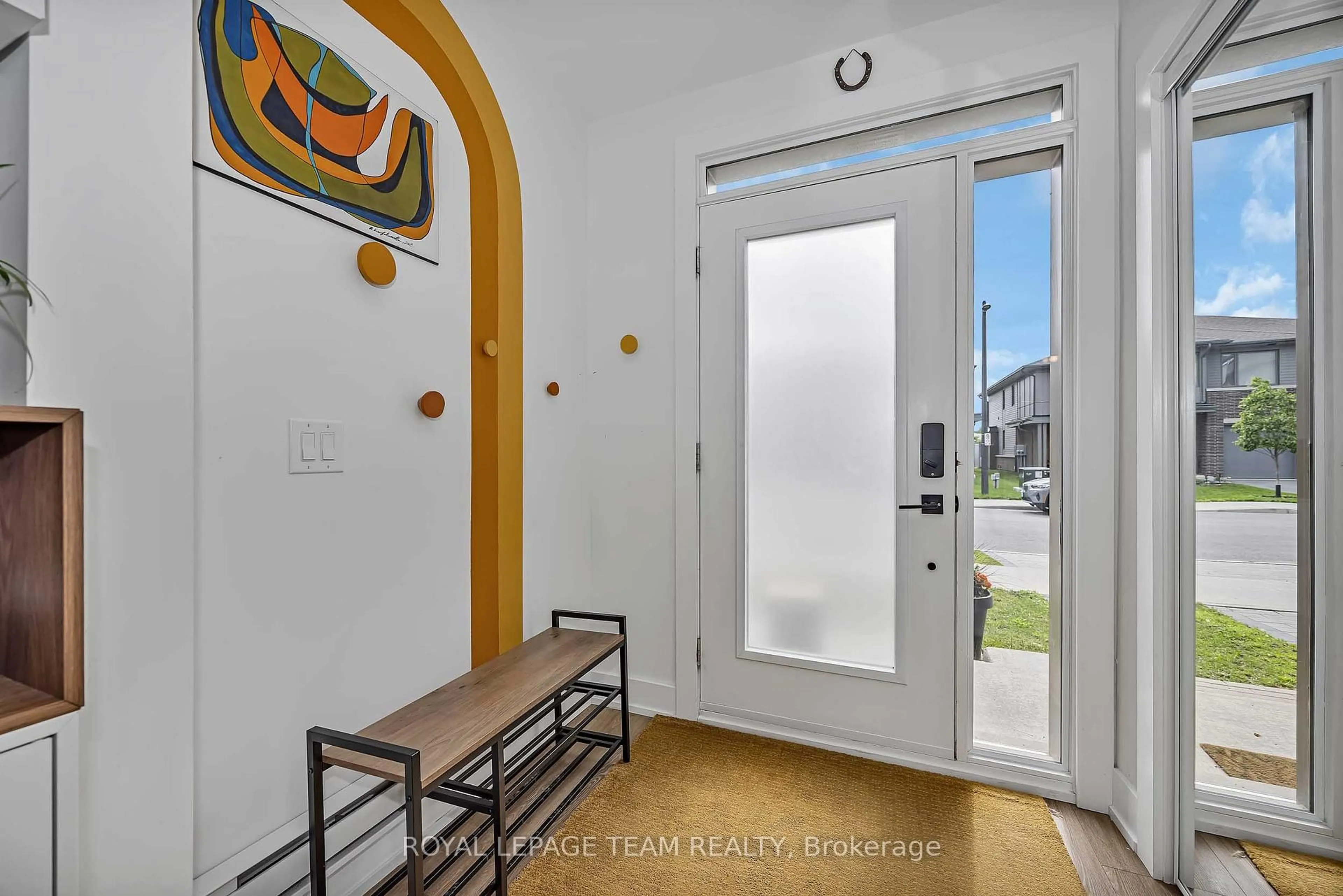 Indoor entryway for 305 Squadron Cres, Ottawa Ontario K1K 4Z4