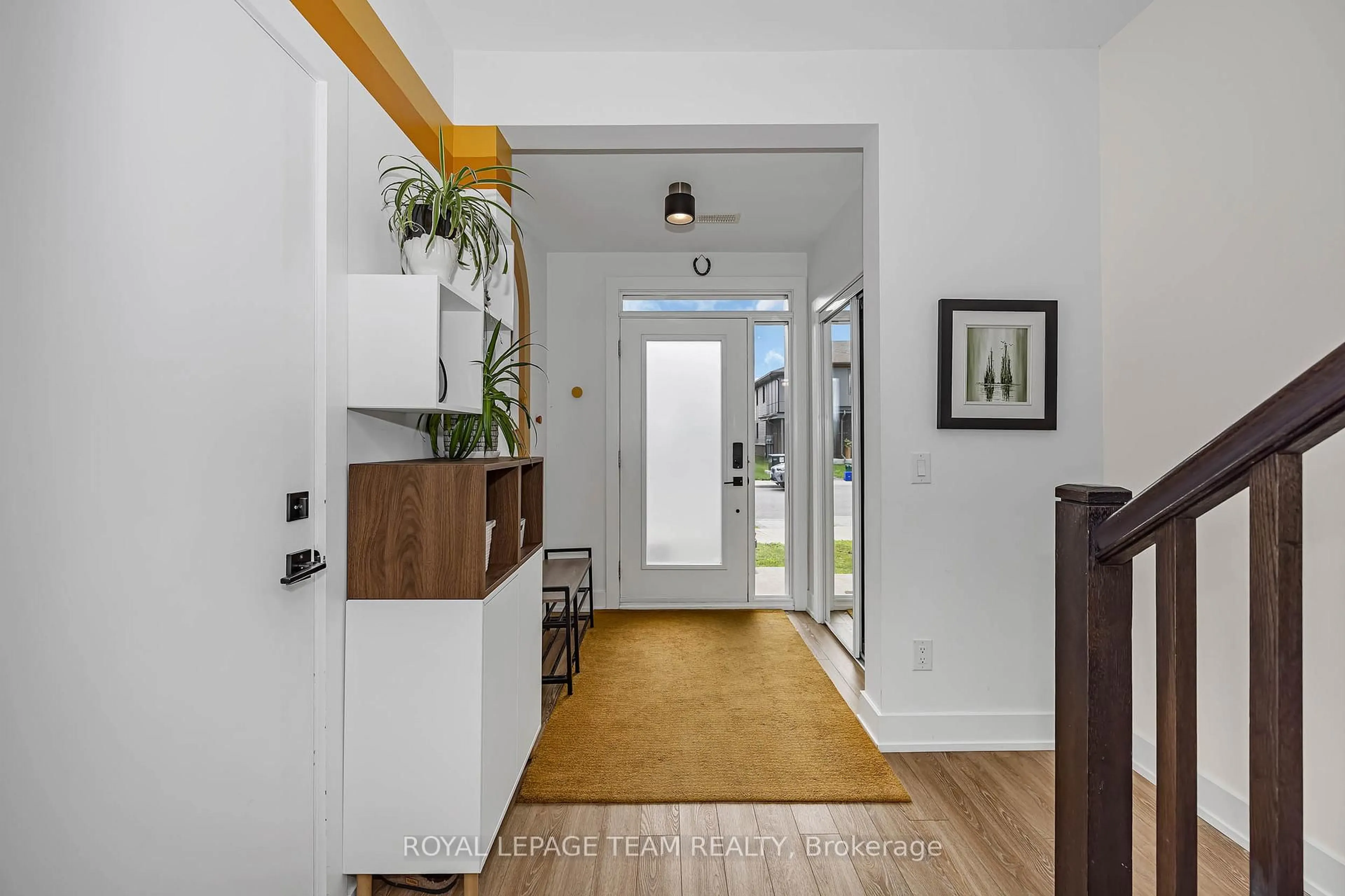 Indoor entryway for 305 Squadron Cres, Ottawa Ontario K1K 4Z4