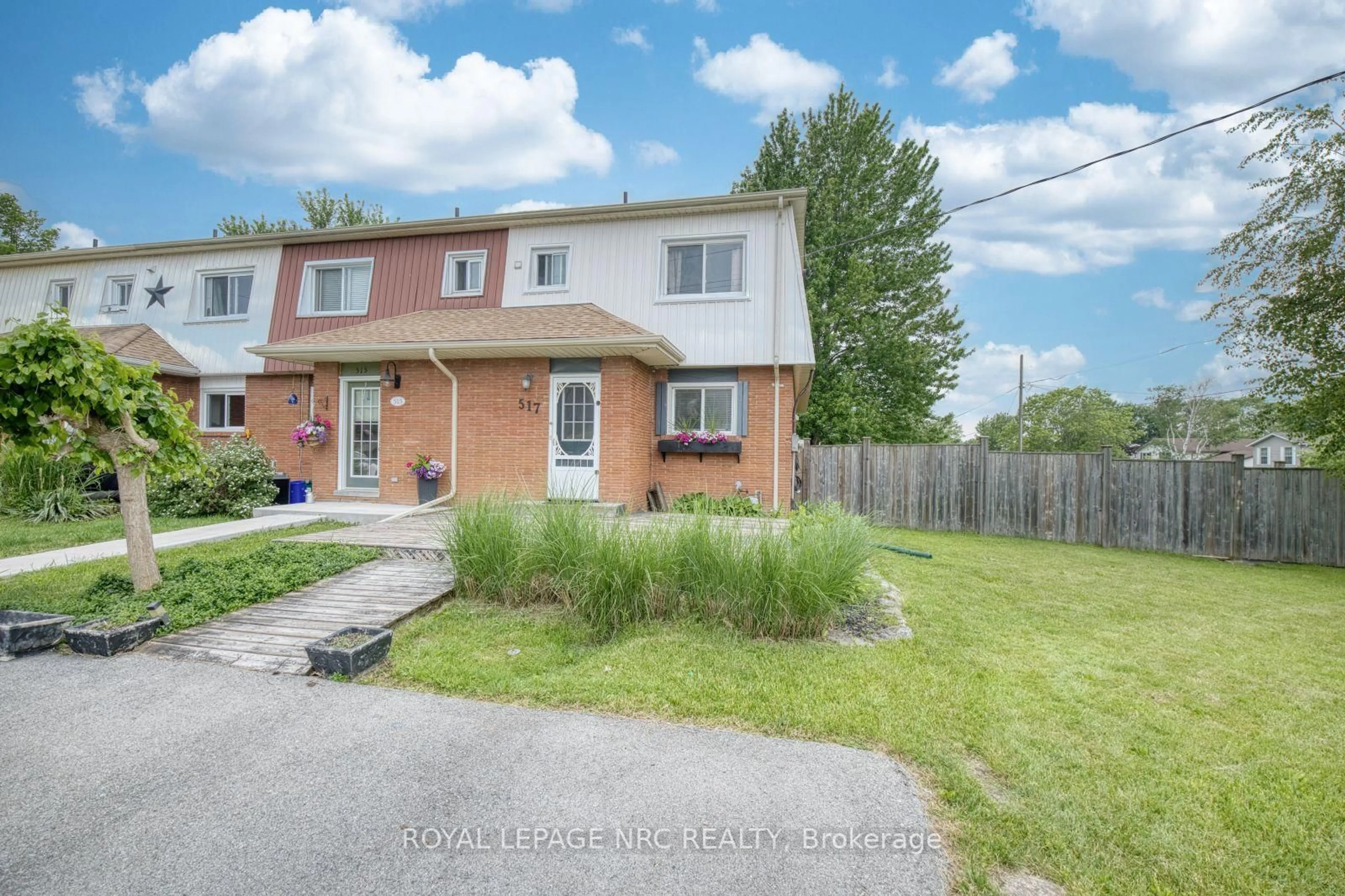 A pic from outside/outdoor area/front of a property/back of a property/a pic from drone, street for 517 BELLEVIEW Blvd, Fort Erie Ontario L0S 1N0