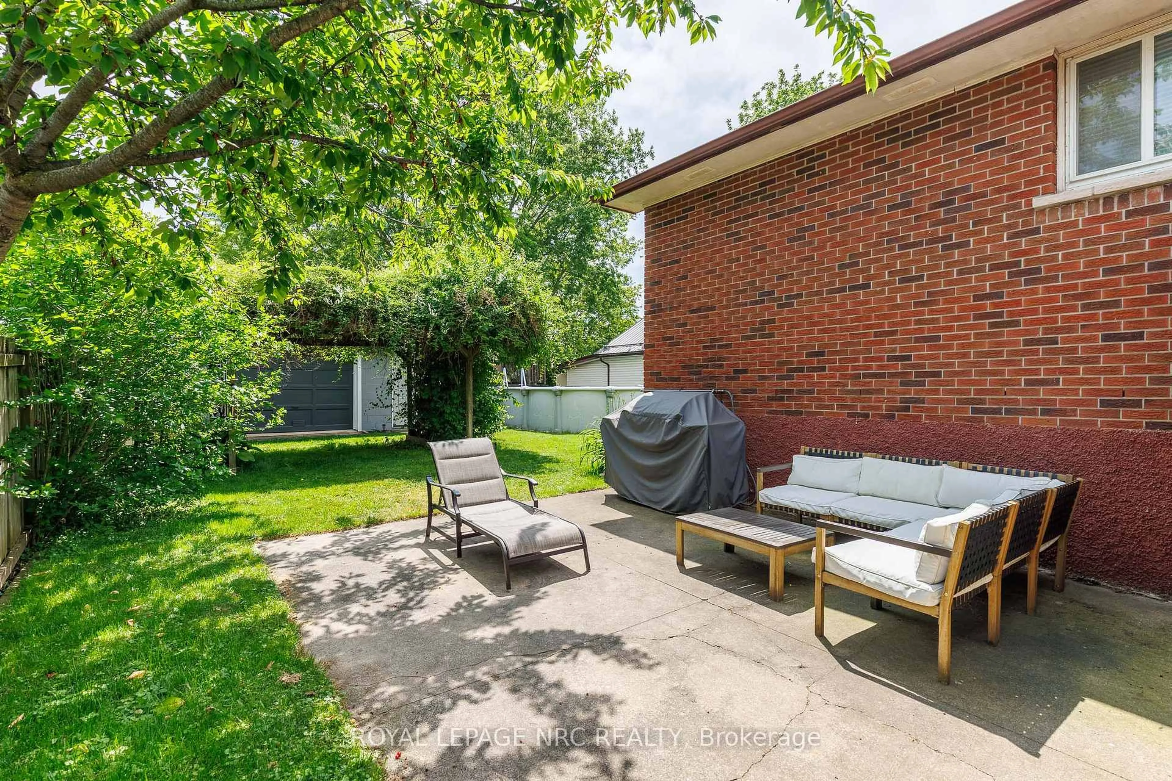 Patio, street for 14 BRIDLEWOOD Dr, Welland Ontario L3C 6N6