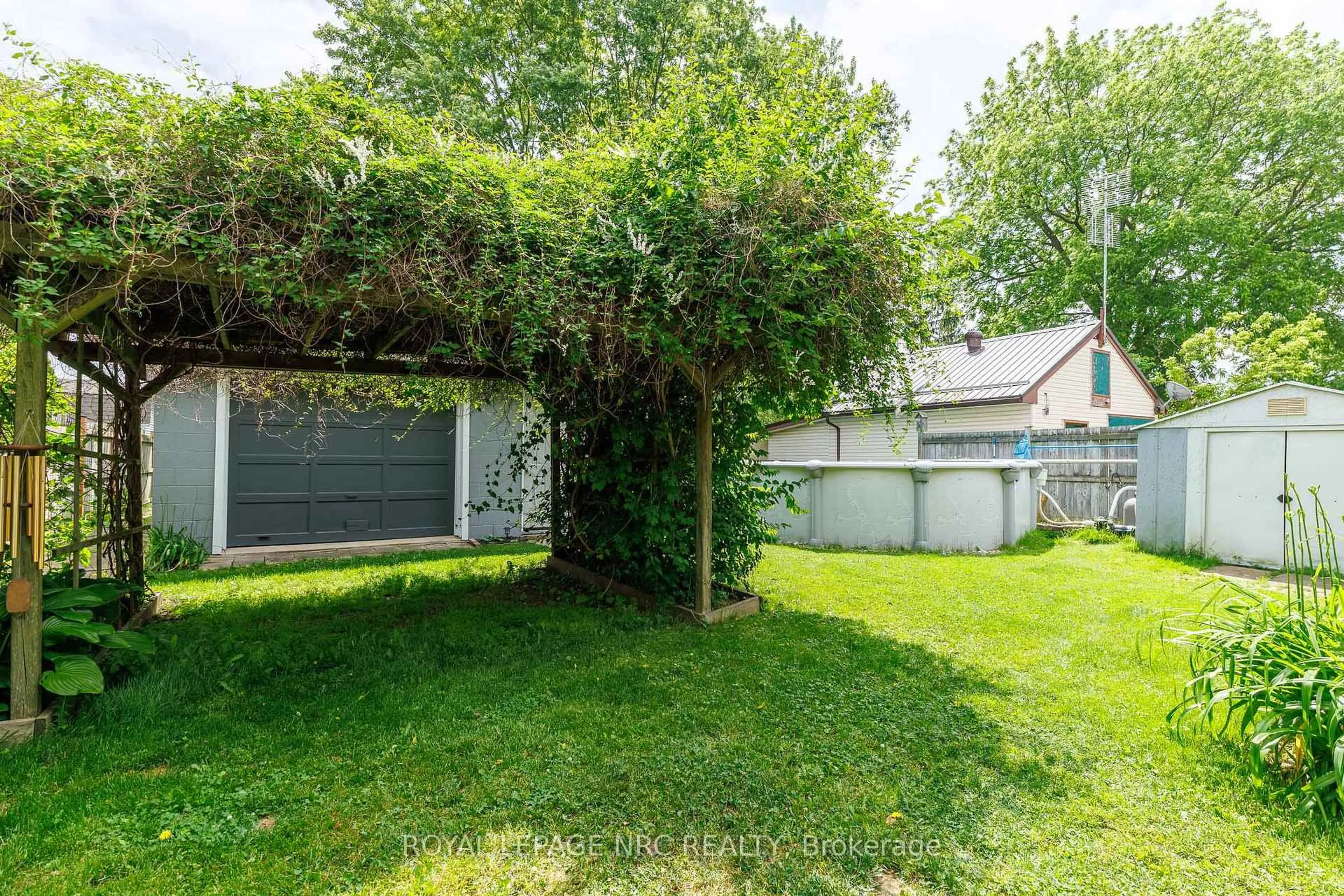 Patio, street for 14 BRIDLEWOOD Dr, Welland Ontario L3C 6N6