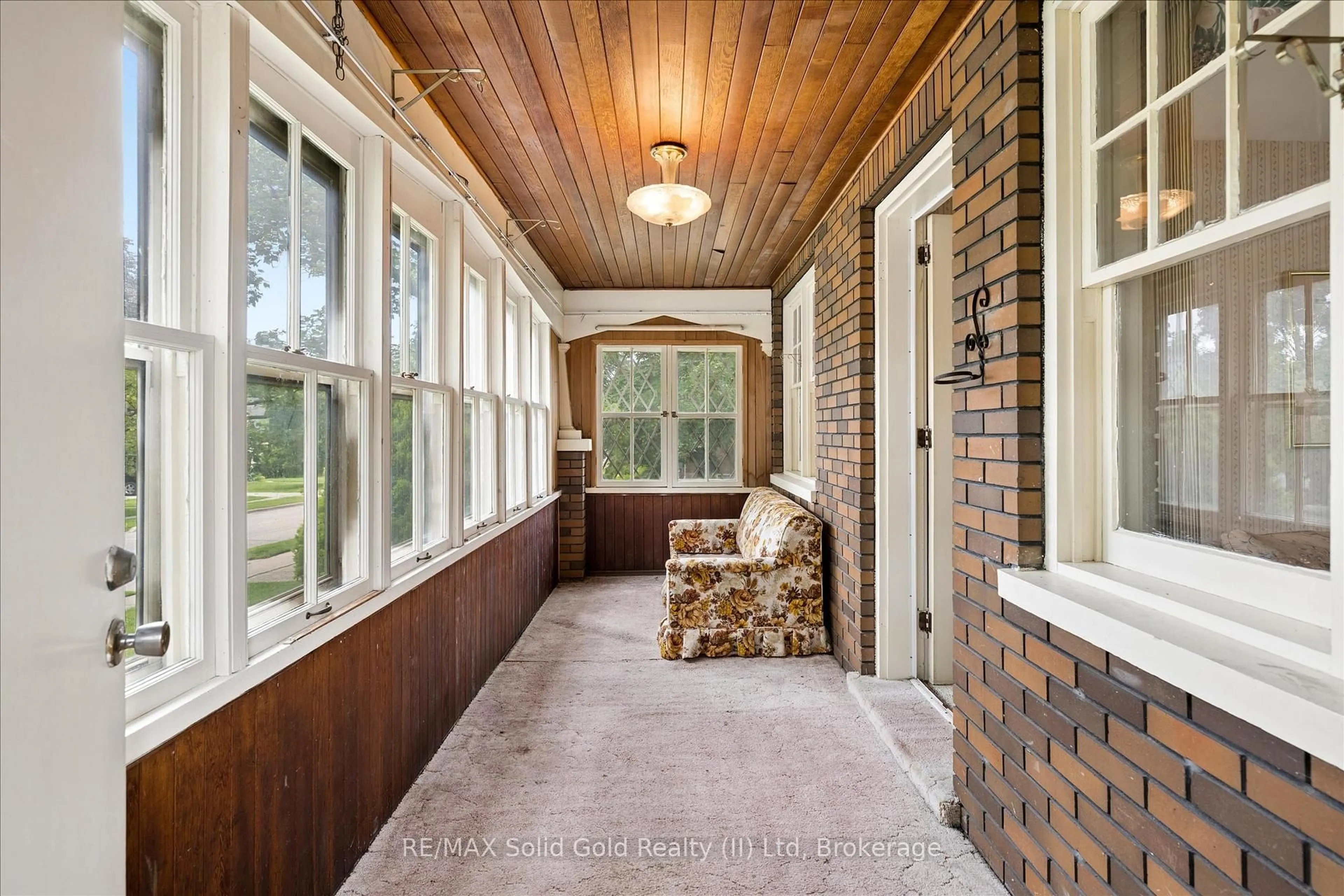 Indoor entryway for 555 Hamilton St, Cambridge Ontario N3H 3E1