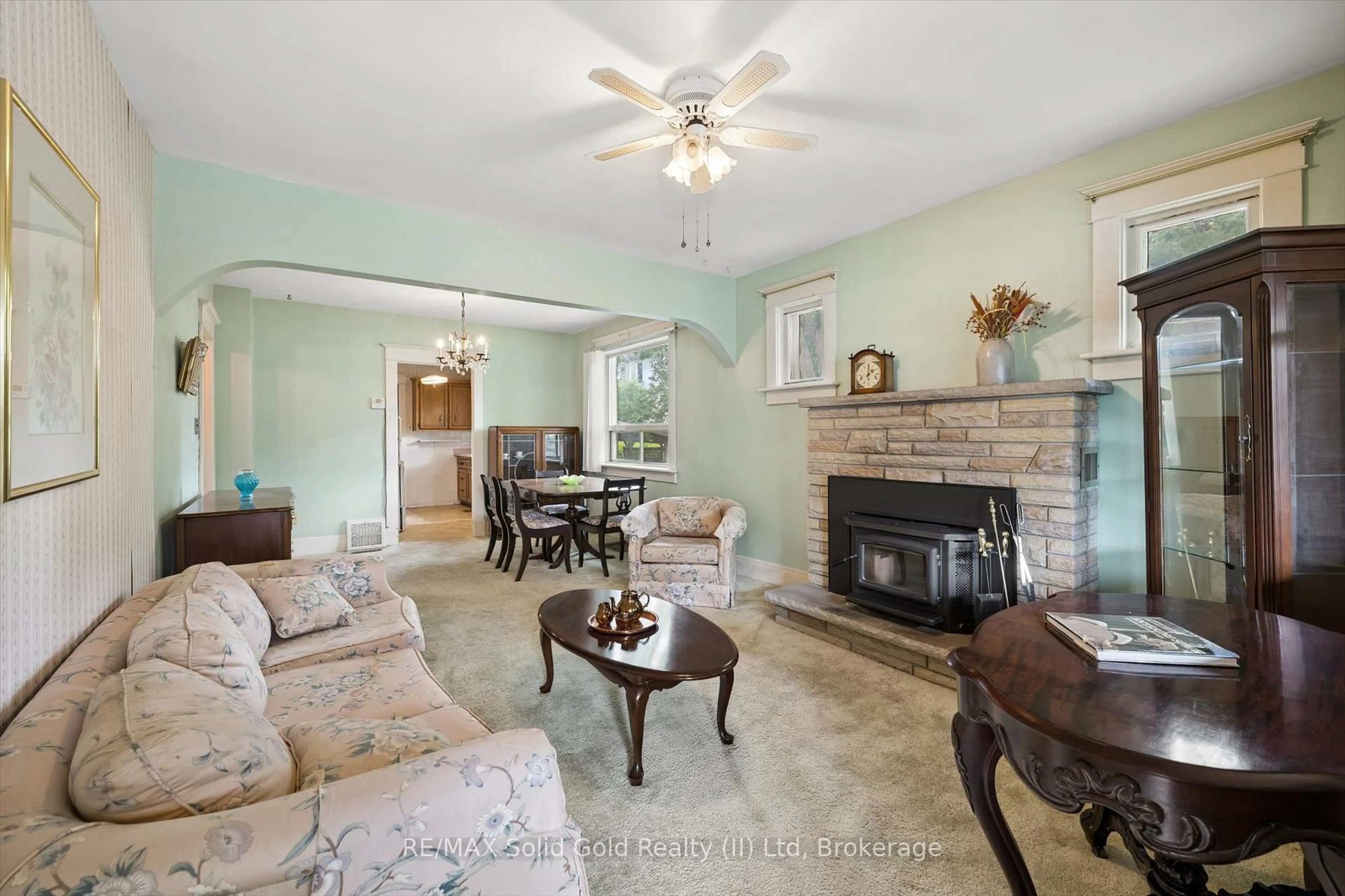 Living room with furniture, ceramic/tile floor for 555 Hamilton St, Cambridge Ontario N3H 3E1