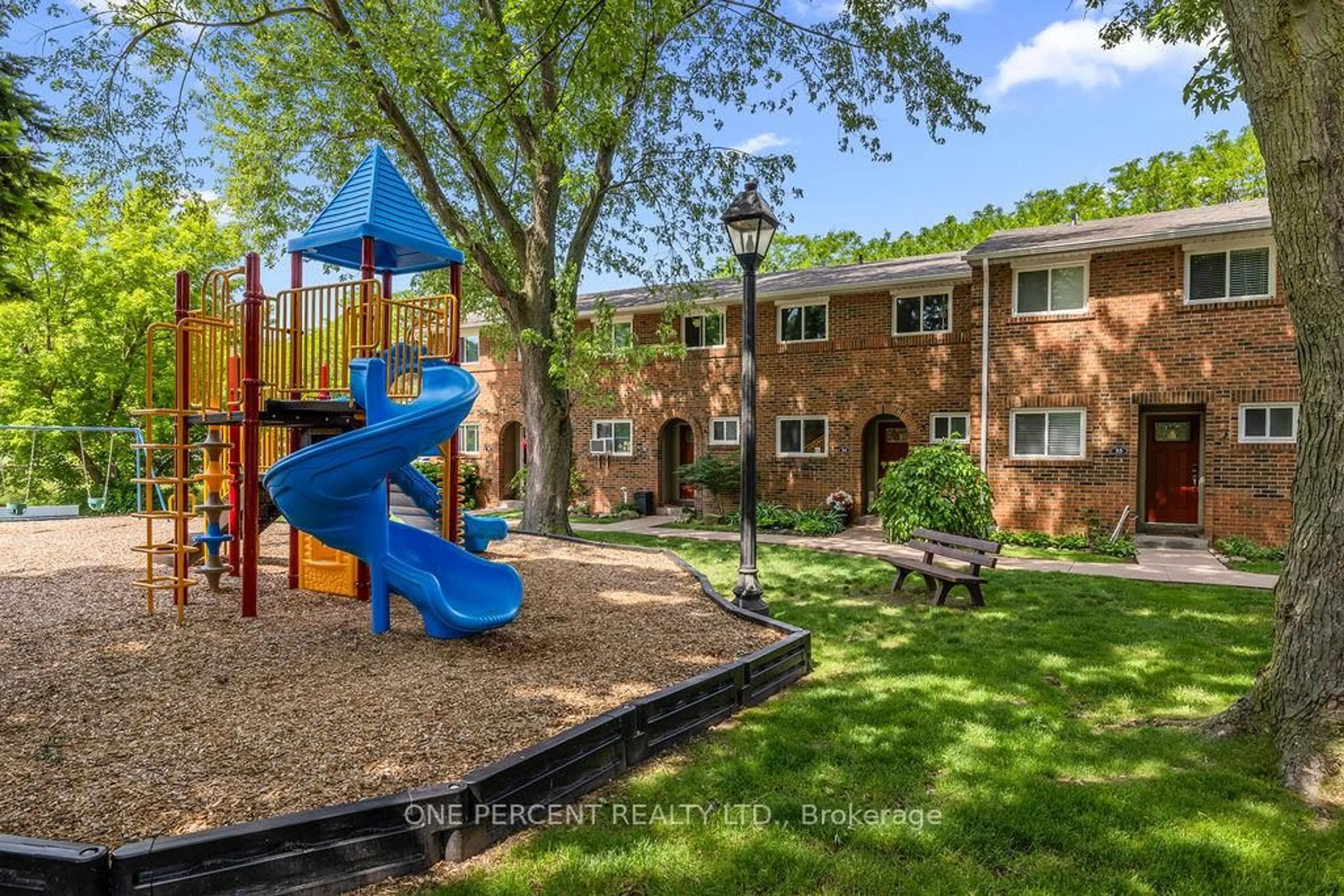 Patio, unknown for 125 LIVINGSTON Ave #34, Grimsby Ontario L3M 4S5