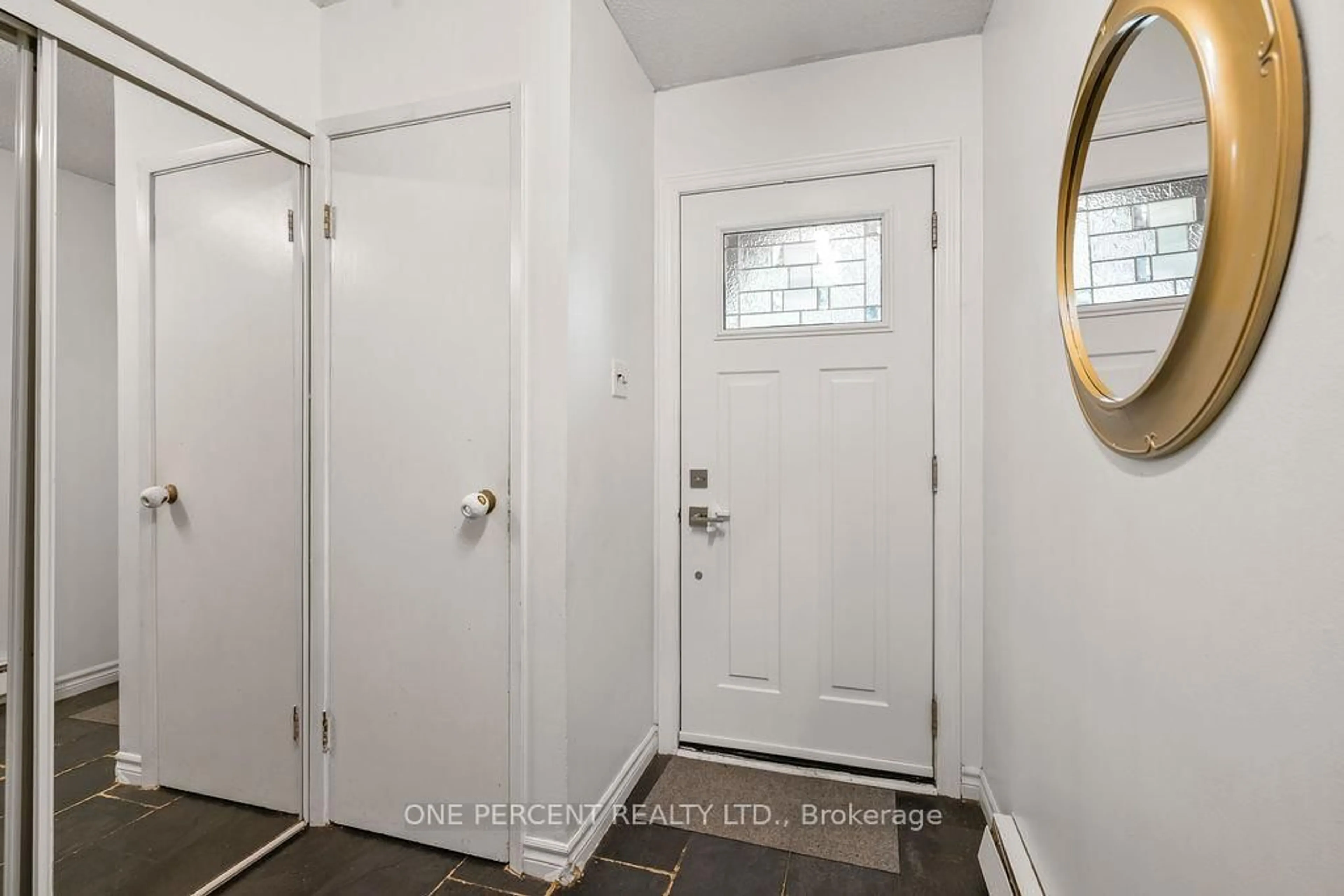 Indoor entryway for 125 LIVINGSTON Ave #34, Grimsby Ontario L3M 4S5