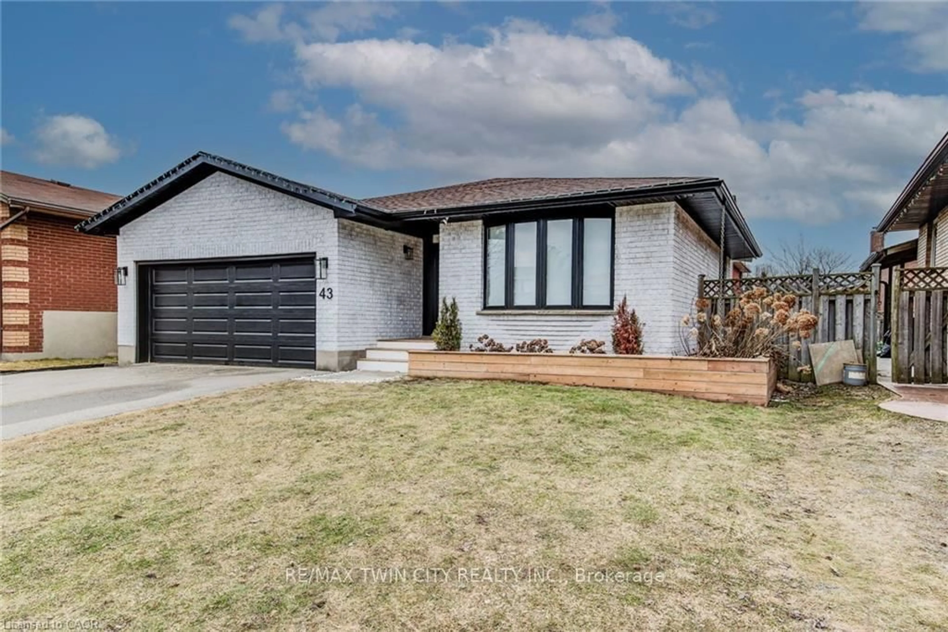 Home with brick exterior material, street for 43 SOUTHVIEW Cres, Cambridge Ontario N1P 1A3