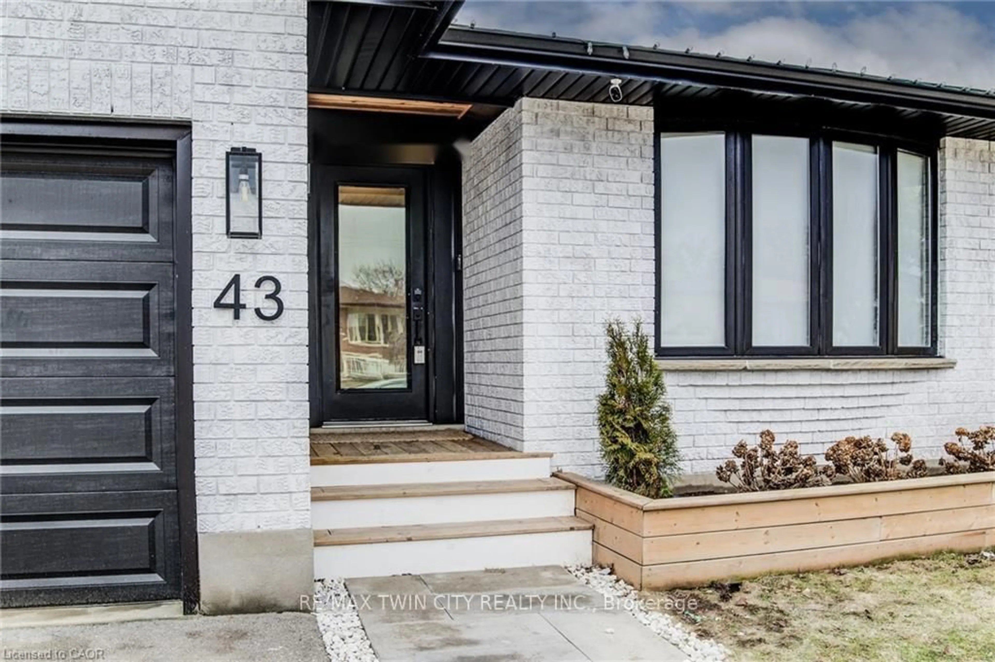 Home with brick exterior material, street for 43 SOUTHVIEW Cres, Cambridge Ontario N1P 1A3