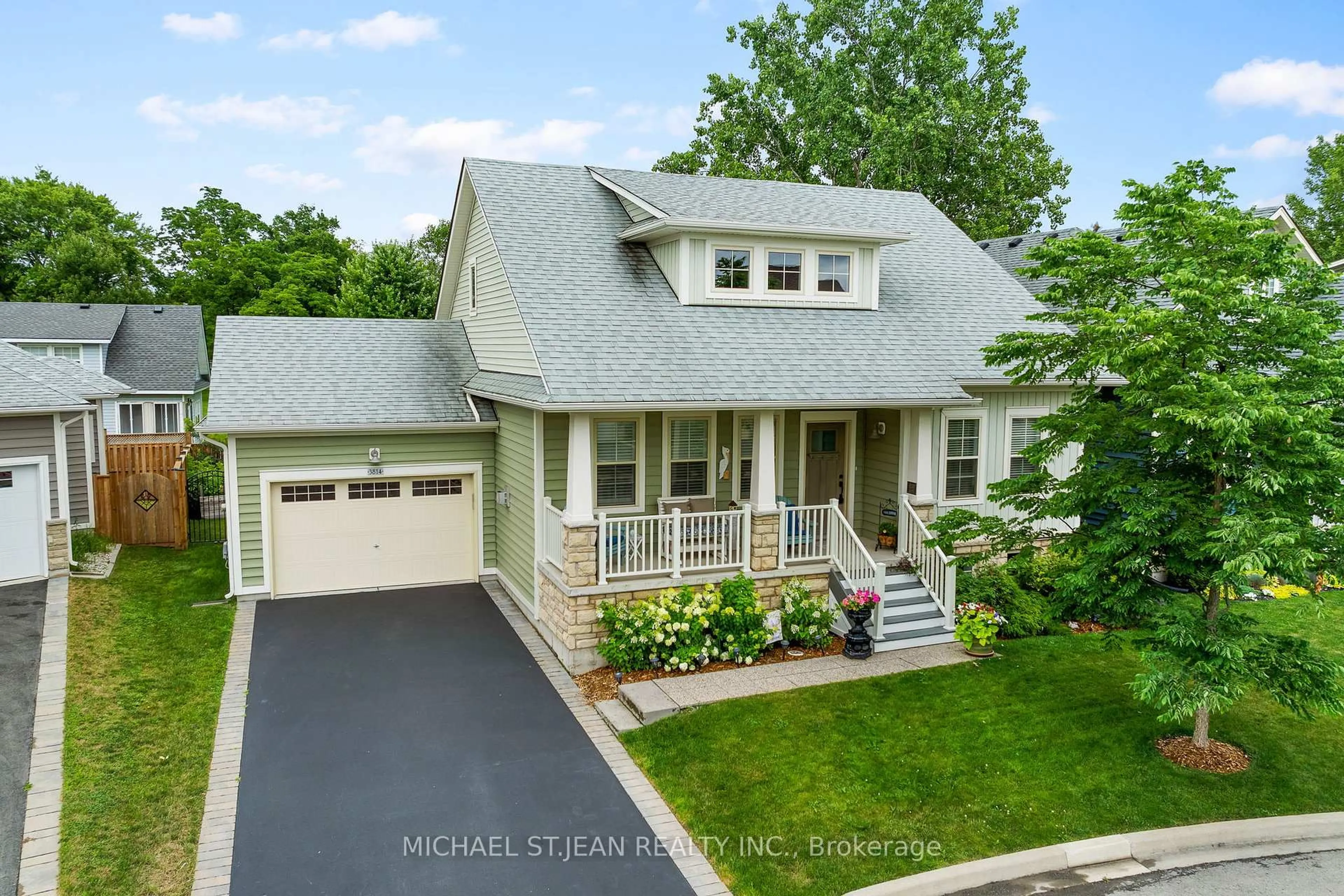 Home with vinyl exterior material, street for 3814 Ryan Ave, Fort Erie Ontario L0S 1B0