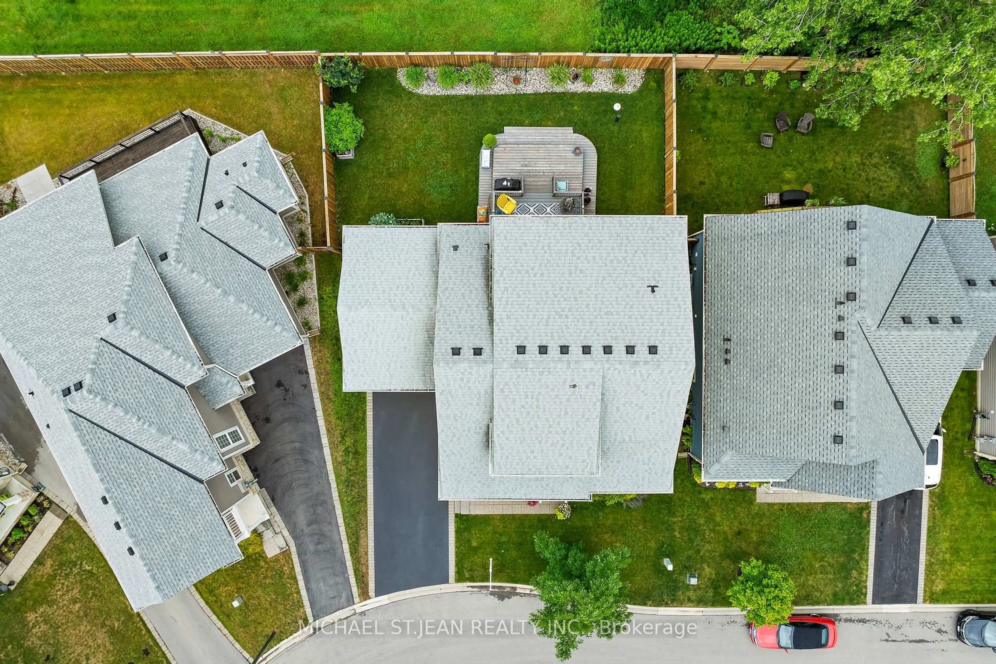 A pic from outside/outdoor area/front of a property/back of a property/a pic from drone, street for 3814 Ryan Ave, Fort Erie Ontario L0S 1B0