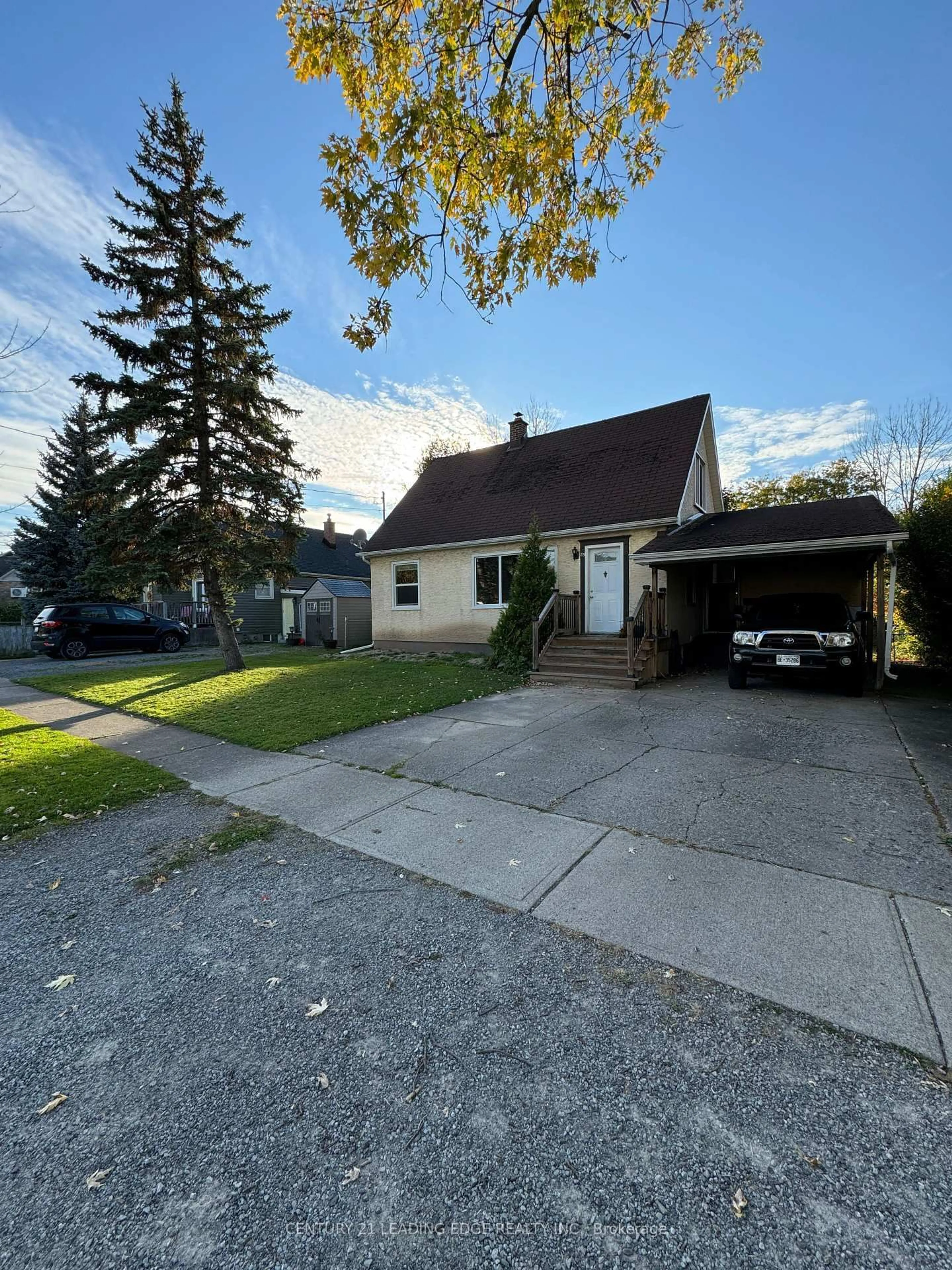 A pic from outside/outdoor area/front of a property/back of a property/a pic from drone, street for 83 Park Ave, St. Catharines Ontario L2P 1R8