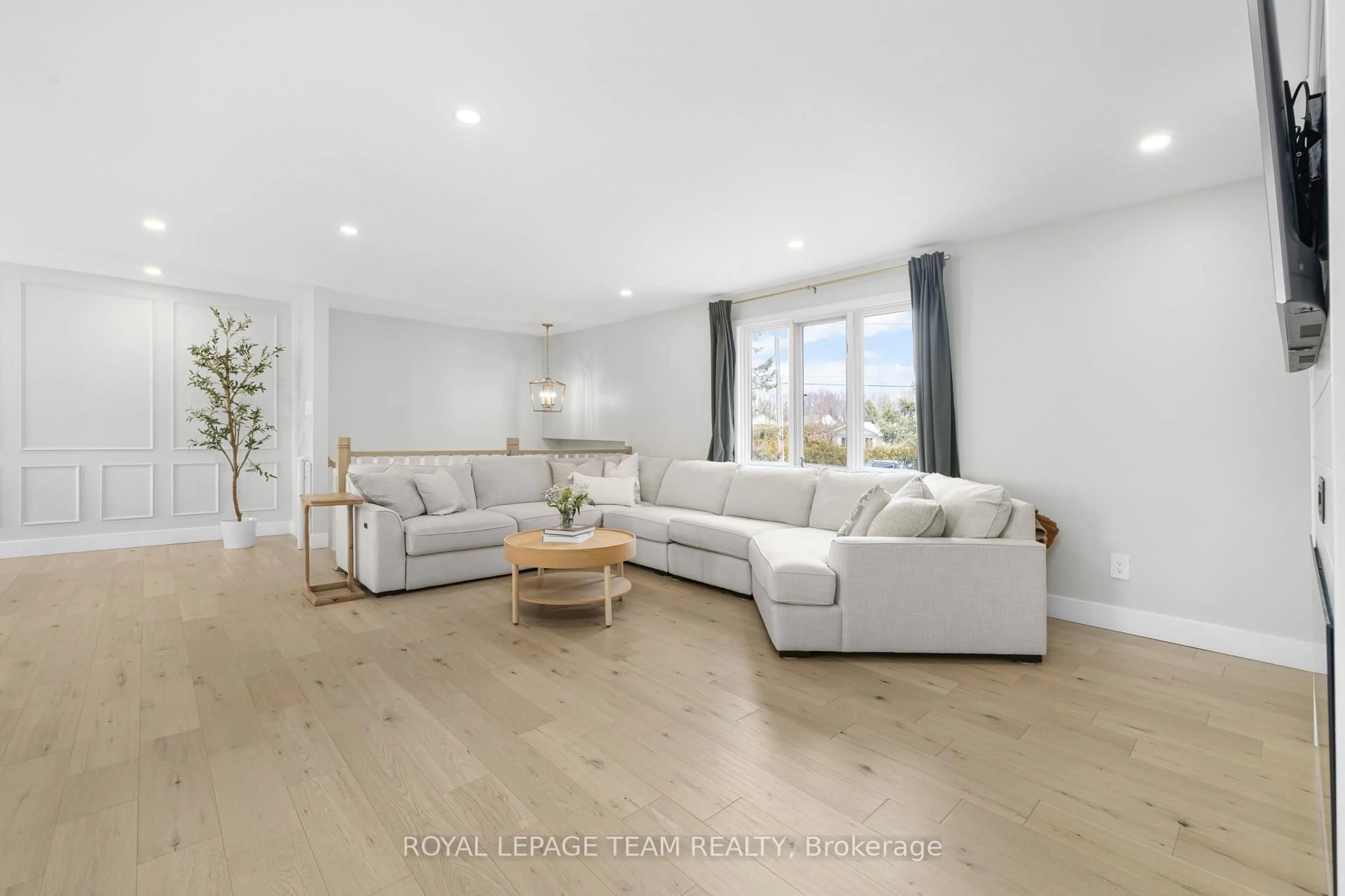 Living room with furniture, wood/laminate floor for 1386 Johnston Dr, Ottawa Ontario K4P 1A6