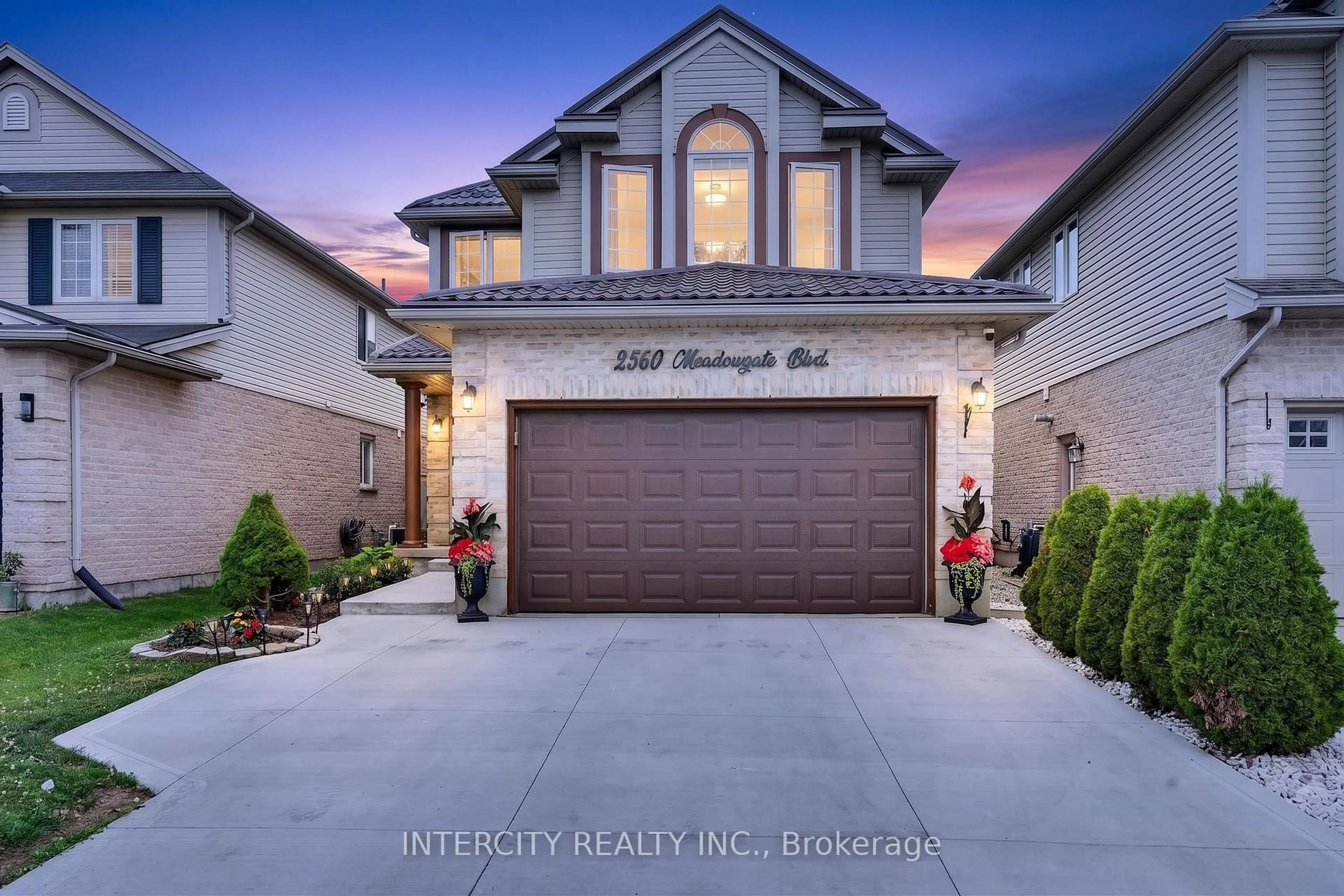 Indoor entryway for 2560 Meadowgate Blvd, London South Ontario N6M 1L8