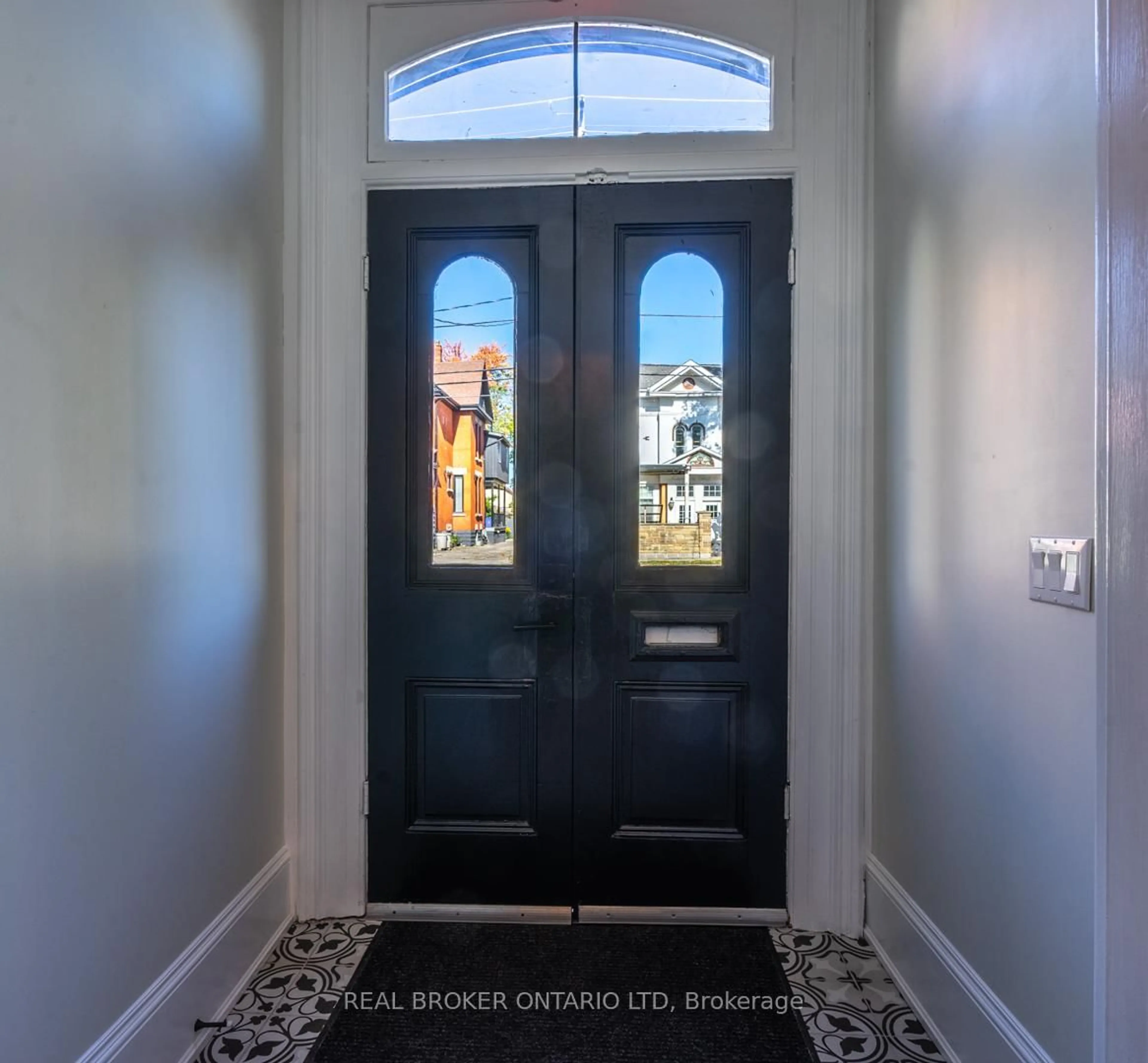 Indoor entryway for 463 King St, London East Ontario N6B 1S8