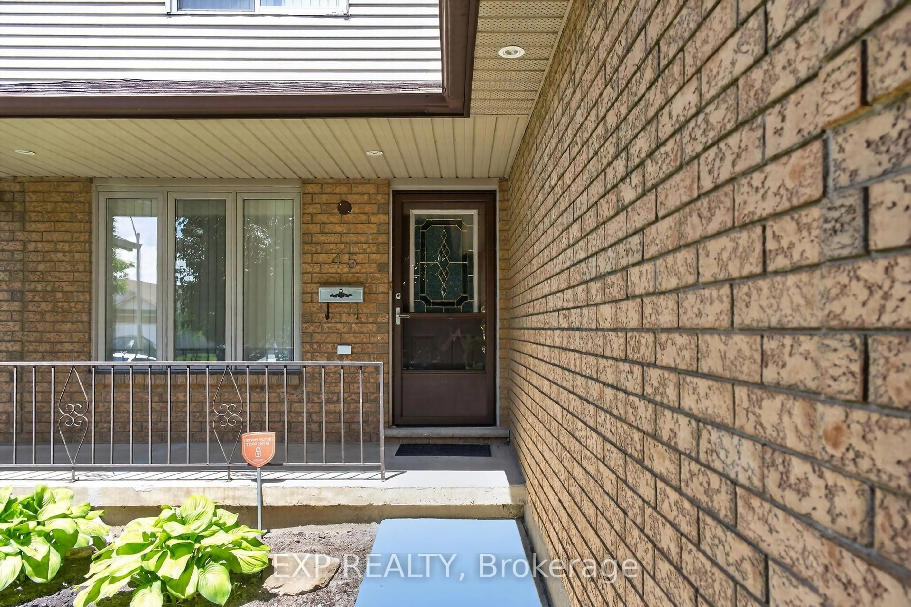 Indoor entryway for 45 Ossington Dr, Hamilton Ontario L8W 3S4