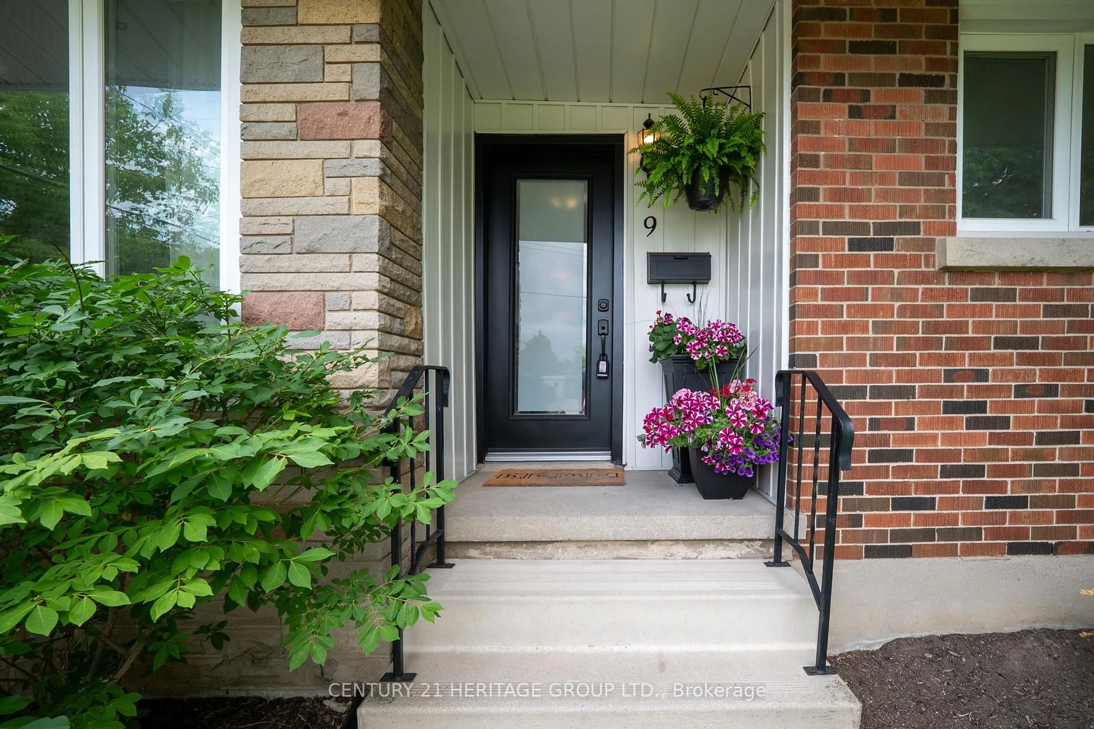 Indoor entryway for 9 Kingslea Dr, Hamilton Ontario L8T 3Z8